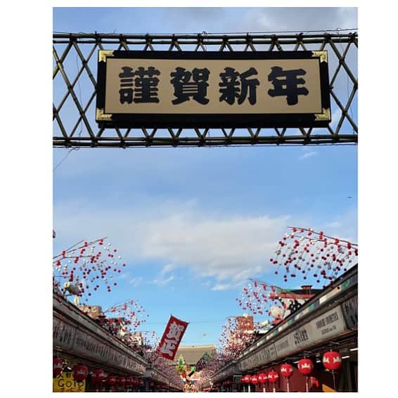 のインスタグラム：「浅草　浅草寺 お正月間近です。お正月の準備万端な浅草です。 今日も浅草は冷んやり、ポカポカ暖ったかです。  九劇まではいろんな道があります。まずは、本堂にまっすぐにむかって歩いていきます。 謹賀新年をくぐって、羽子板、絵馬をくぐって眺めながら歩きます。クリスマスから来年2021がみんな幸せに過ごせますように。公演そのままな気分で浅草を満喫の朝です。 . . .   ☆♡☆♡☆♡☆♡☆♡☆♡☆♡☆♡☆♡☆♡☆♡☆♡☆♡☆♡☆♡☆♡☆♡☆♡☆♡☆♡☆♡☆♡☆♡☆♡☆♡☆♡☆♡☆♡☆浅草は昼間もかなり静かです。今週末はどうかなー。。 浅草寺の左を、ズッー左に行くと、花屋敷通り〜ひさご通りで浅草九劇につきます。  浅草九劇でのSHOW LIVE。 劇場は、、 雷門から仲店通りを歩いて本堂でお参りしてそのまま左に降りると花屋敷につながる道があってそこからあるいて２〜3分で右側にひさご通り商店街があるのでそこを右にまがるとすぐファミリーマートがあってそこを右側に曲がると左手に浅草九劇があります。 毎日、毎日、雷門からお参りしてそのまま九劇へ！ . . 舞台は、、、私の役は、、、独身の一流ファション誌の編集長。　 クリスマスイブ。　若い男の子とのクリスマスストーリー❤️、、、クリスマスも大晦日も、、、そして来年も！！楽しくなる予感、希望、夢を、もつことができる話です。 オンラインスタイルの時代にピッタリとあった舞台です。 ご観劇お待ちしてまーす。 そして、いらっしゃれない方々にも私のYUGAオフィシャルファンクラブからアーカイブ配信が楽しめます。でも、生で是非みていただきたいなー！！とっても素晴らしい、ハッピーになれる舞台です。  『I'll Be Home For Christmas 』  〜クリスマスは家にいて〜“Life“  クラシックで新しい、懐かしくて斬新　、暖炉を囲んでお家クリスマス🎄 浅草九劇でのSHOW LIVEです。 新しいスタイルのSHOW LIVEです。  公演日時 2020年 12月16日(水)19時   17日(木)14時   18日(金)14時   19日(土)14時   20日(日)14時 会場：浅草九劇 【劇場チケット】7300 円(全席指定、税込)  チケットお申し込み&大和悠河オフィシャルファンクラブ『YUGA』ご入会、 お待ちしております。 　   ☆♡☆♡☆♡☆♡☆♡☆♡☆♡☆♡☆♡☆♡☆♡☆♡☆♡☆♡☆♡☆♡☆♡☆♡☆♡☆♡☆♡☆♡☆♡☆♡   ※本公演は新型コロナウィルス感染予防対策を行いながら、実施しています。 客席は変形となる予定であり、社会情勢を鑑みながら、変更となる可能性もありますのであらかじめご了承くださいませ。    チケットのお申し込みは以下の手順でお願いします。   下記URLをクリックして、返信フォームよりお申し込みください。 ↓　　↓　　↓ https://forms.gle/i5u96Go1jPsEbLZR7   ★申込フォーム送信後のキャンセルは、チケット代が発生致します。ご了承ください。   大和悠河のファンクラブ オフィシャルファンクラブYUGAでは随時、会員を募集しています。 入会後にファンクラブからチケットを申込まれますと、様々なお楽しみ特典がございます。   ご入会はこちらから http://www.yuga-yamato.jp/UserPage/Detail/91    #大和悠河　#yugayamato #I’ll Be Home For Christmas〜 #クリスマスは家にいて〜#Life #雷門　#浅草仲店  #浅草寺  #ひさご通り」