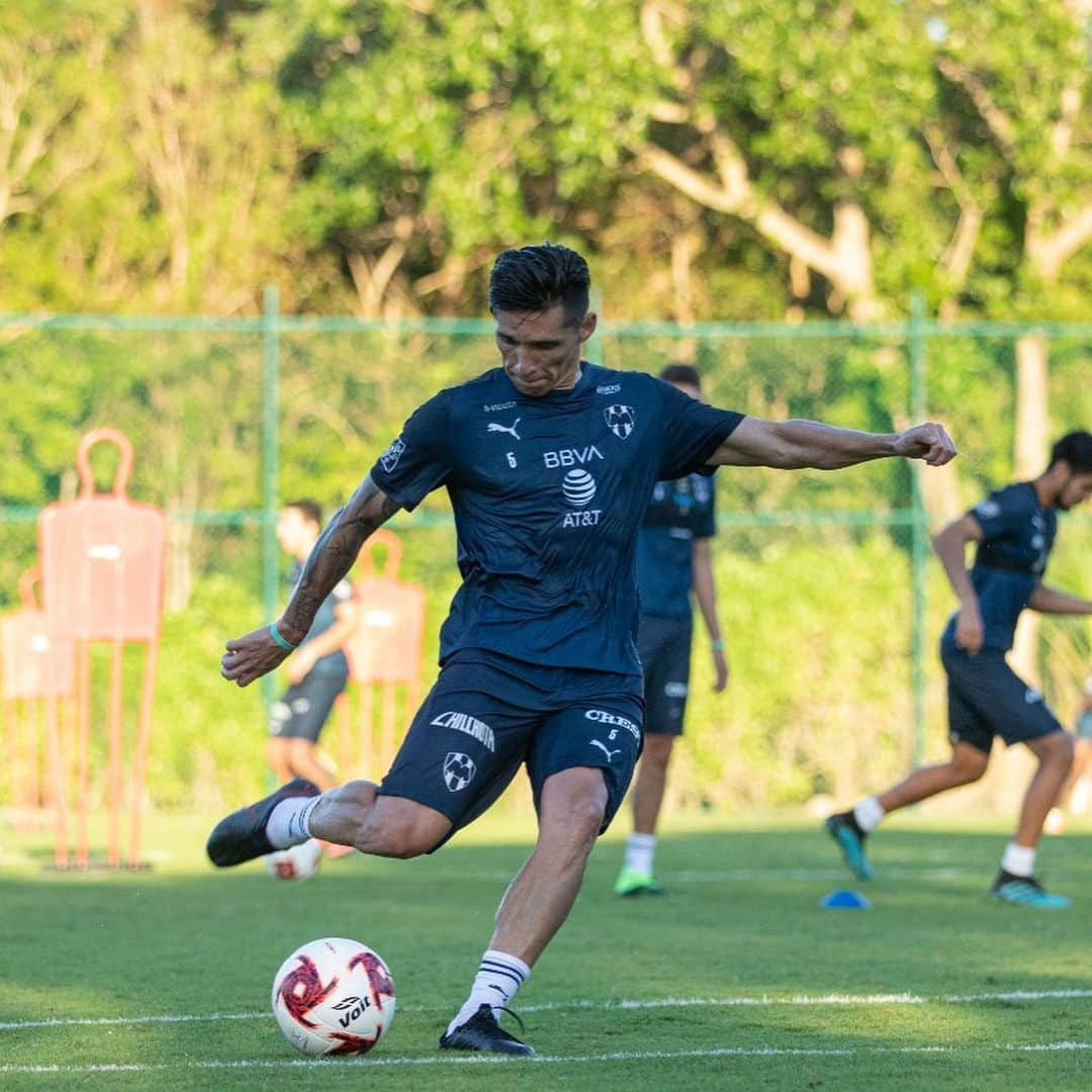 マティアス・クラネビッテルのインスタグラム：「Siempre con ilusión  y con ganas 💙🤟🏻」