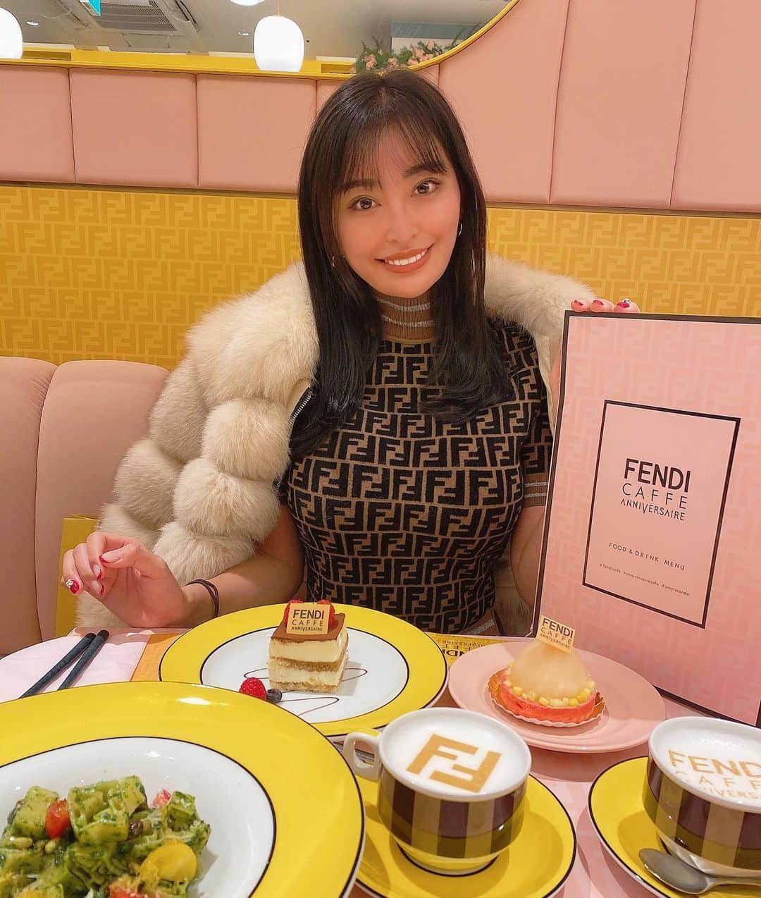のインスタグラム：「FENDI CAFFE💝」
