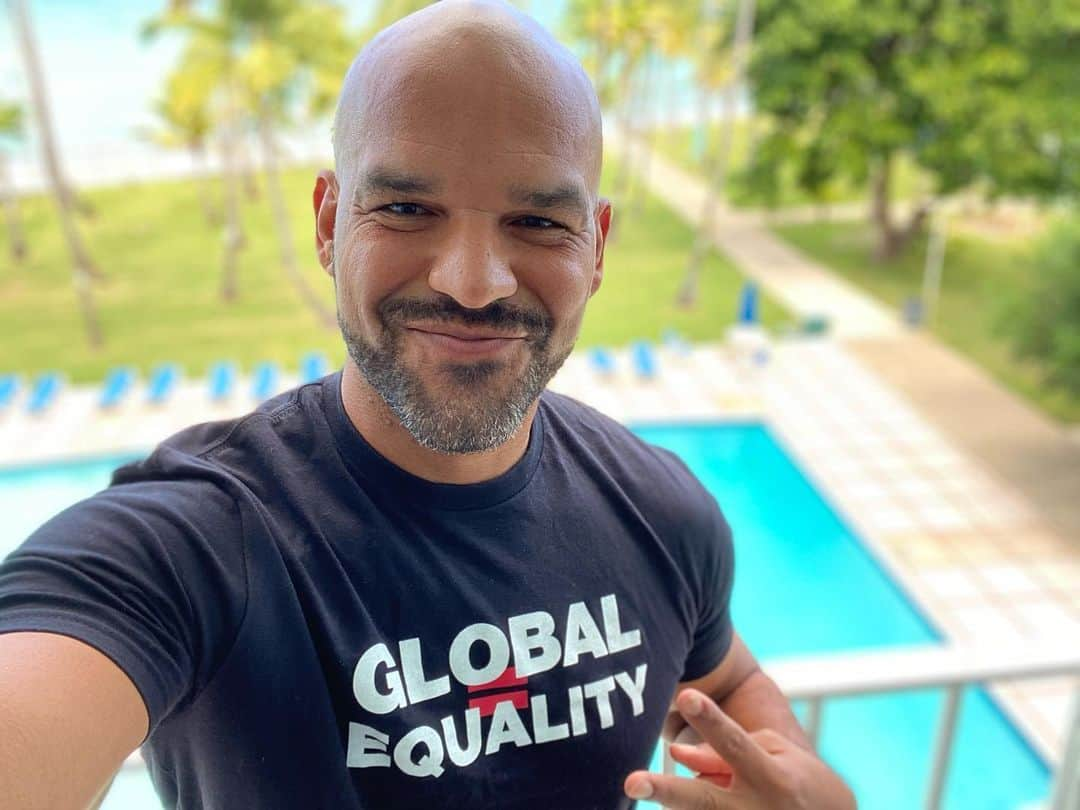 アマウリー・ノラスコのインスタグラム：「No action is too small to make a difference. This cool limited-edition tee will  support @globalgiftusa and @globalgiftfoundation who work tirelessly to create equality on a global scale. 100% of the net proceeds feed children and families around the globe. Get yours at  represent.com/globalequality   Tag me and use #GlobalEquality in photos wearing yours. 😉」