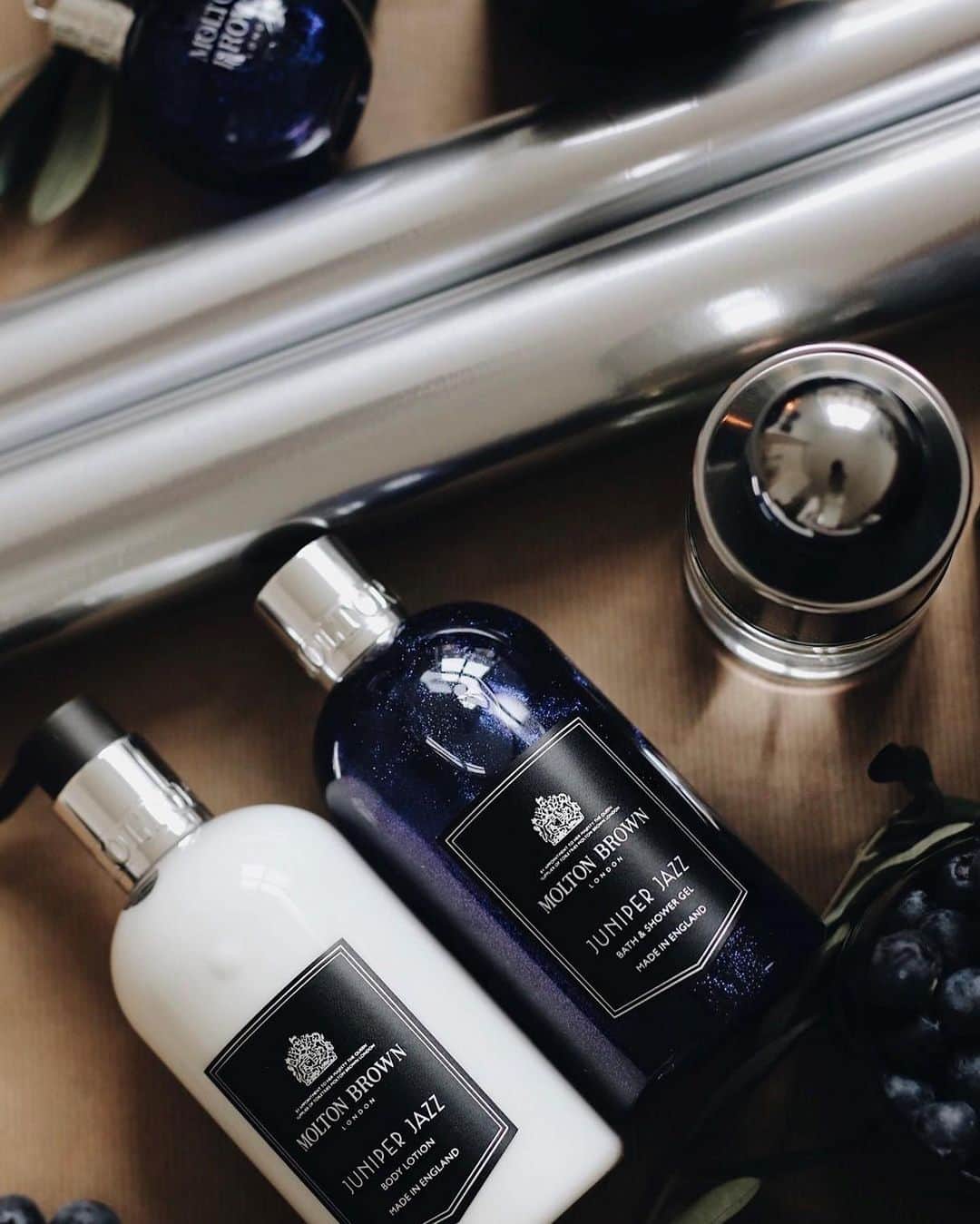 モルトンブラウンのインスタグラム：「Putting together a hamper for loved ones this Christmas? Add a decadent treat with our limited edition collections. Thanks for the photo @sebastian.Schmidt #MakingSpiritsBright」