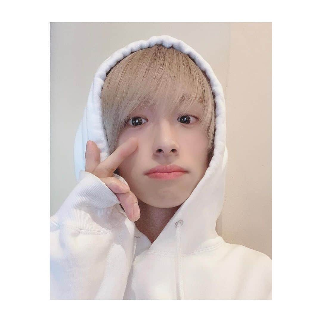 SHOYA【ANFiNY】さんのインスタグラム写真 - (SHOYA【ANFiNY】Instagram)「﻿ ﻿ ﻿ パーカーの季節になってきました⛄️﻿ ﻿ ﻿ パーカー大好きなんですよ！﻿ ﻿ ﻿ なんてったってパーカーの可能性は無限大♾﻿ ﻿ ﻿ 毎日寒くて顔や耳が冷たいよね？😭﻿ ﻿ ﻿ そんな時は、、、、、かぶれ😎笑﻿ ﻿ ﻿ 何の事かさっぱりな人は﻿ ﻿ ﻿ #Mrパーカーjr で検索😎﻿ ﻿ 以上﻿ ﻿ #ミスターパーカージュニア　推しのSHOYAでした🤴﻿ ﻿ #anfiny #shoya﻿ #selfie #japanese」12月18日 20時14分 - shoya_anfiny