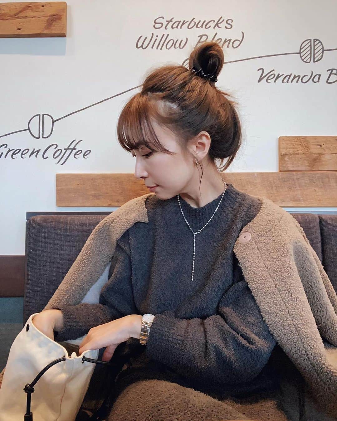 rats1316のインスタグラム：「@uniqlo_with の#フラッフィソフトモックネックセーター とストレートパンツのセットアップ🐈 外着としてガシガシ着てます🙆🏻‍♀️  着心地抜群でとっても暖かい◎ 肌に吸い付くようなもっちり感が◎ ・ ・ ・ #ママ#ママコーデ#ママファッション#code #ootd#outfit#mamagirl#北海道ママ#札幌ママ#三児の母#お洒落さんと繋がりたい#プチプラコーデ#今日のコーデ#ママライフ#ロカリ#スナップミー#mineby3mootd#ponte_fashion#きょコ#今日の服#大人カジュアル#主婦#男の子ママ#mamagirl」