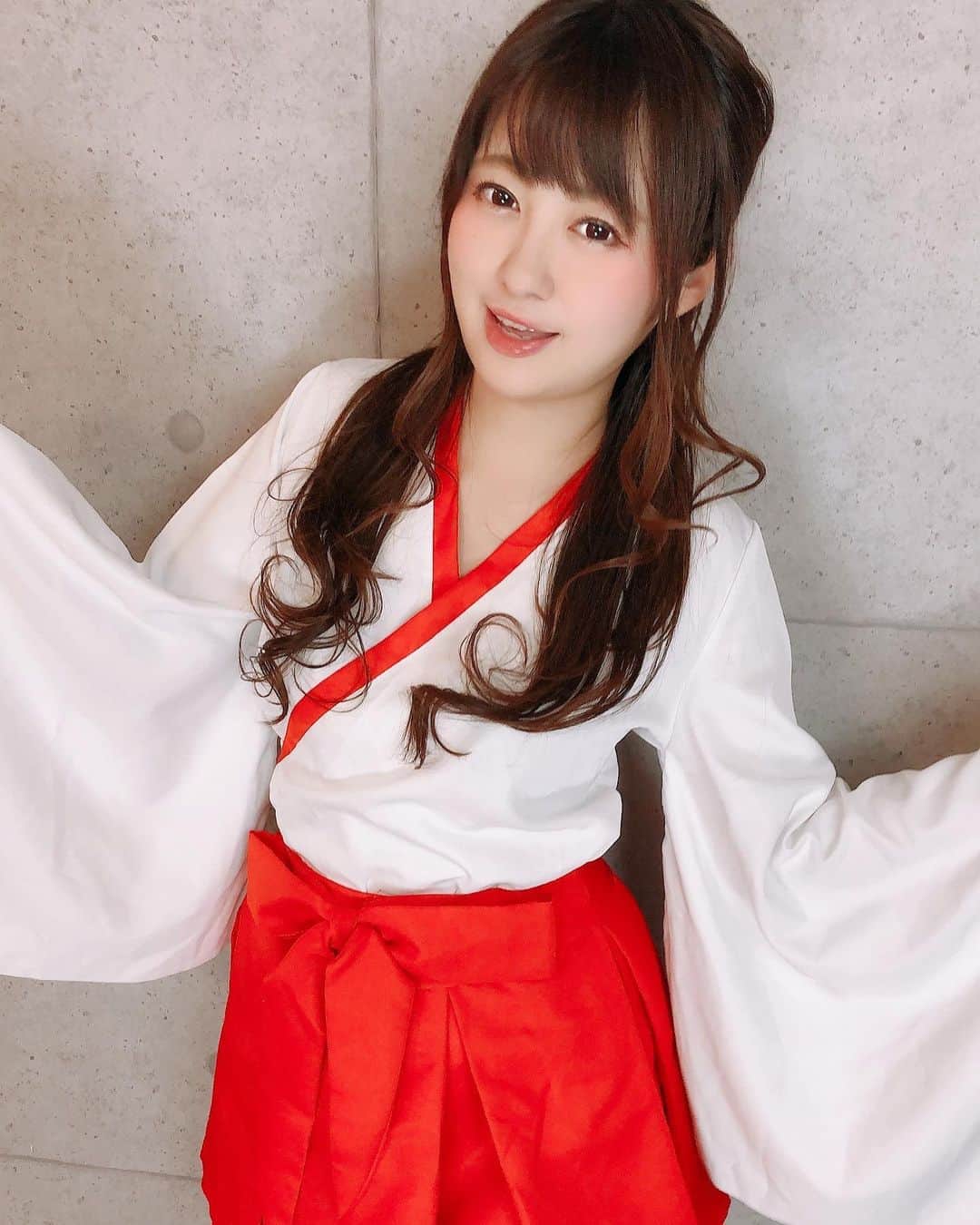 小山夏希のインスタグラム：「みこしゃん いい脚してるやろ♡」
