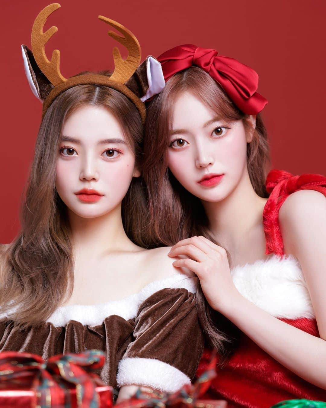 キム・チョンアさんのインスタグラム写真 - (キム・チョンアInstagram)「루돌프🦌 산타걸🎅🏻 ⠀ 작년에 이어 올해두 동생이랑 그믐달에서 크리스마스컨셉으로 찰칵!! 📸 이번엔 옷이랑 소품도 빌려봤는데!! 넘 맘에들었어유 ♥️♥️♥️ (나가서 못 노니까 사진이라두 남겨야게쒀..ㅠ) ⠀ #그믐달사진관 #바비네코스튬 ⠀」12月18日 20時20分 - 94_j.a