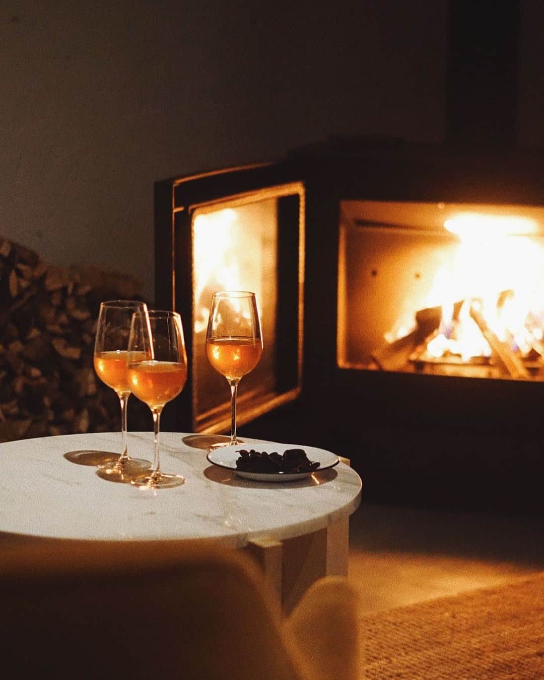 陣内勇人さんのインスタグラム写真 - (陣内勇人Instagram)「. この季節の味わい方。  はじめて 暖炉を焚いた。  芯からあったまる火も その音も オレンジワインも  旧ホテルオークラのソファに包まれて  最高に贅沢な時間。  @islandliving_awaji」12月18日 18時48分 - hayato.jinnouchi
