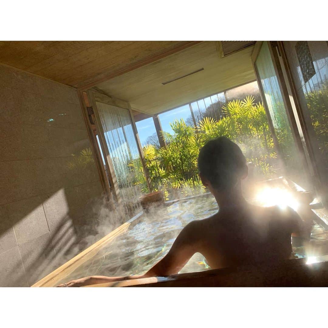 yu-yu.（友癒）さんのインスタグラム写真 - (yu-yu.（友癒）Instagram)「. 家にばかでかいお風呂欲しい🛁こんなやつ♨️ #強羅花壇 #強羅」12月18日 18時49分 - ____yu_yu____