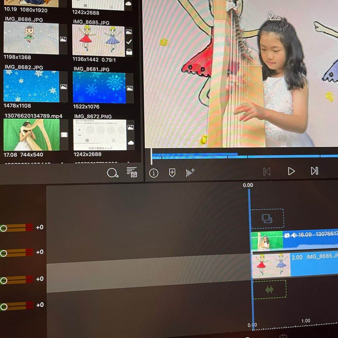 松岡みやびさんのインスタグラム写真 - (松岡みやびInstagram)「#オンライン発表会 miyabimethod online harp school  concert will be started on Dec. 20th on my YouTube! I edited performance video by myself for 24 students. 生徒さん24名の編集を私が全部1人でやっていたので、教室終わって深夜に残業するので朝までかかって1ヶ月間大変だったのですが今日ギリギリ終了しましたー！間に合った🙌 （これから自分の撮影、サムネイル、チャプター目次作りがまだあるけど💦） ✴︎ グリーンバックで撮影して そこに風景写真やイラストを 合成する #クロマキー合成 にも初チャレンジ！！ プロアーティストのプロモーションビデオ制作と 同じクオリティをめざして24作品（約100分）を仕上げました。 ✴︎ 昨年、映像学校に通って 本格的に編集エンジニア技術を 勉強したのが役に立って良かったぁ😭💖 ✴︎ 今年はコロナ禍でライブ発表会ができなかった代わりに、 みなさまの素晴らしい映像作品を残すことができました。 どなたでも私のYouTubeから 無料で生徒さん達の華やかで楽しいステキな 映像作品が見られます！ ✴︎ 12/20 14:00公開 「ミヤビメソード2020発表会〜クリスマスコンサート」 おたのしみにー✨🎄  #ハープ #音楽 #松岡みやび #ミヤビメソード #心理学 #癒し #harp #music #miyabimatsuoka #harpistlife  #healing」12月18日 18時51分 - miyabi_matsuoka