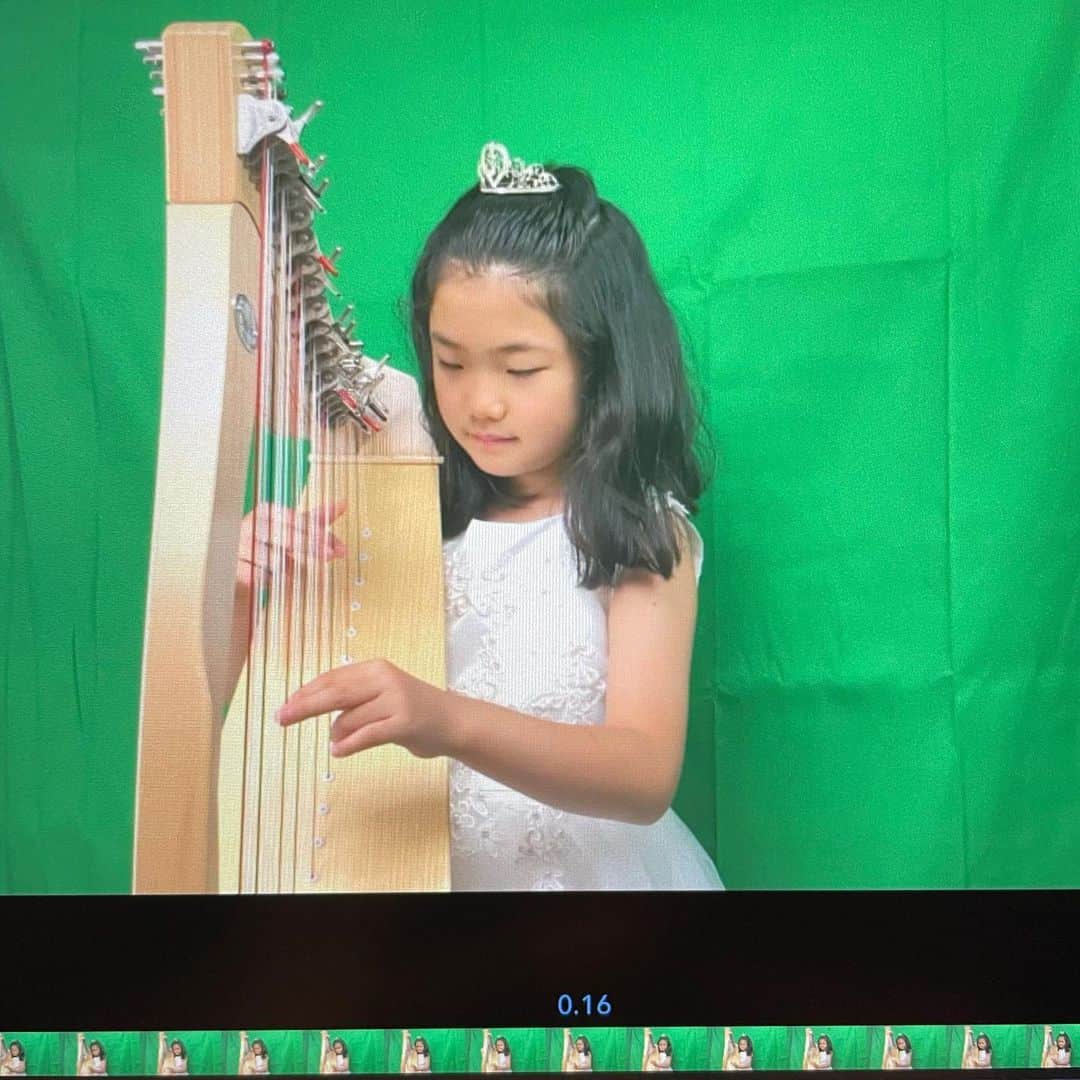 松岡みやびさんのインスタグラム写真 - (松岡みやびInstagram)「#オンライン発表会 miyabimethod online harp school  concert will be started on Dec. 20th on my YouTube! I edited performance video by myself for 24 students. 生徒さん24名の編集を私が全部1人でやっていたので、教室終わって深夜に残業するので朝までかかって1ヶ月間大変だったのですが今日ギリギリ終了しましたー！間に合った🙌 （これから自分の撮影、サムネイル、チャプター目次作りがまだあるけど💦） ✴︎ グリーンバックで撮影して そこに風景写真やイラストを 合成する #クロマキー合成 にも初チャレンジ！！ プロアーティストのプロモーションビデオ制作と 同じクオリティをめざして24作品（約100分）を仕上げました。 ✴︎ 昨年、映像学校に通って 本格的に編集エンジニア技術を 勉強したのが役に立って良かったぁ😭💖 ✴︎ 今年はコロナ禍でライブ発表会ができなかった代わりに、 みなさまの素晴らしい映像作品を残すことができました。 どなたでも私のYouTubeから 無料で生徒さん達の華やかで楽しいステキな 映像作品が見られます！ ✴︎ 12/20 14:00公開 「ミヤビメソード2020発表会〜クリスマスコンサート」 おたのしみにー✨🎄  #ハープ #音楽 #松岡みやび #ミヤビメソード #心理学 #癒し #harp #music #miyabimatsuoka #harpistlife  #healing」12月18日 18時51分 - miyabi_matsuoka