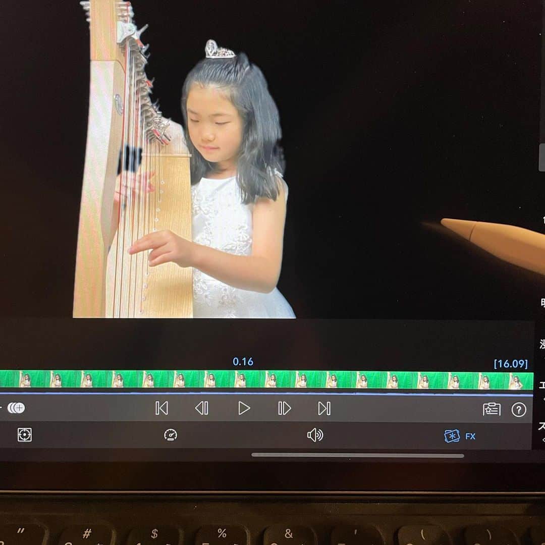 松岡みやびさんのインスタグラム写真 - (松岡みやびInstagram)「#オンライン発表会 miyabimethod online harp school  concert will be started on Dec. 20th on my YouTube! I edited performance video by myself for 24 students. 生徒さん24名の編集を私が全部1人でやっていたので、教室終わって深夜に残業するので朝までかかって1ヶ月間大変だったのですが今日ギリギリ終了しましたー！間に合った🙌 （これから自分の撮影、サムネイル、チャプター目次作りがまだあるけど💦） ✴︎ グリーンバックで撮影して そこに風景写真やイラストを 合成する #クロマキー合成 にも初チャレンジ！！ プロアーティストのプロモーションビデオ制作と 同じクオリティをめざして24作品（約100分）を仕上げました。 ✴︎ 昨年、映像学校に通って 本格的に編集エンジニア技術を 勉強したのが役に立って良かったぁ😭💖 ✴︎ 今年はコロナ禍でライブ発表会ができなかった代わりに、 みなさまの素晴らしい映像作品を残すことができました。 どなたでも私のYouTubeから 無料で生徒さん達の華やかで楽しいステキな 映像作品が見られます！ ✴︎ 12/20 14:00公開 「ミヤビメソード2020発表会〜クリスマスコンサート」 おたのしみにー✨🎄  #ハープ #音楽 #松岡みやび #ミヤビメソード #心理学 #癒し #harp #music #miyabimatsuoka #harpistlife  #healing」12月18日 18時51分 - miyabi_matsuoka