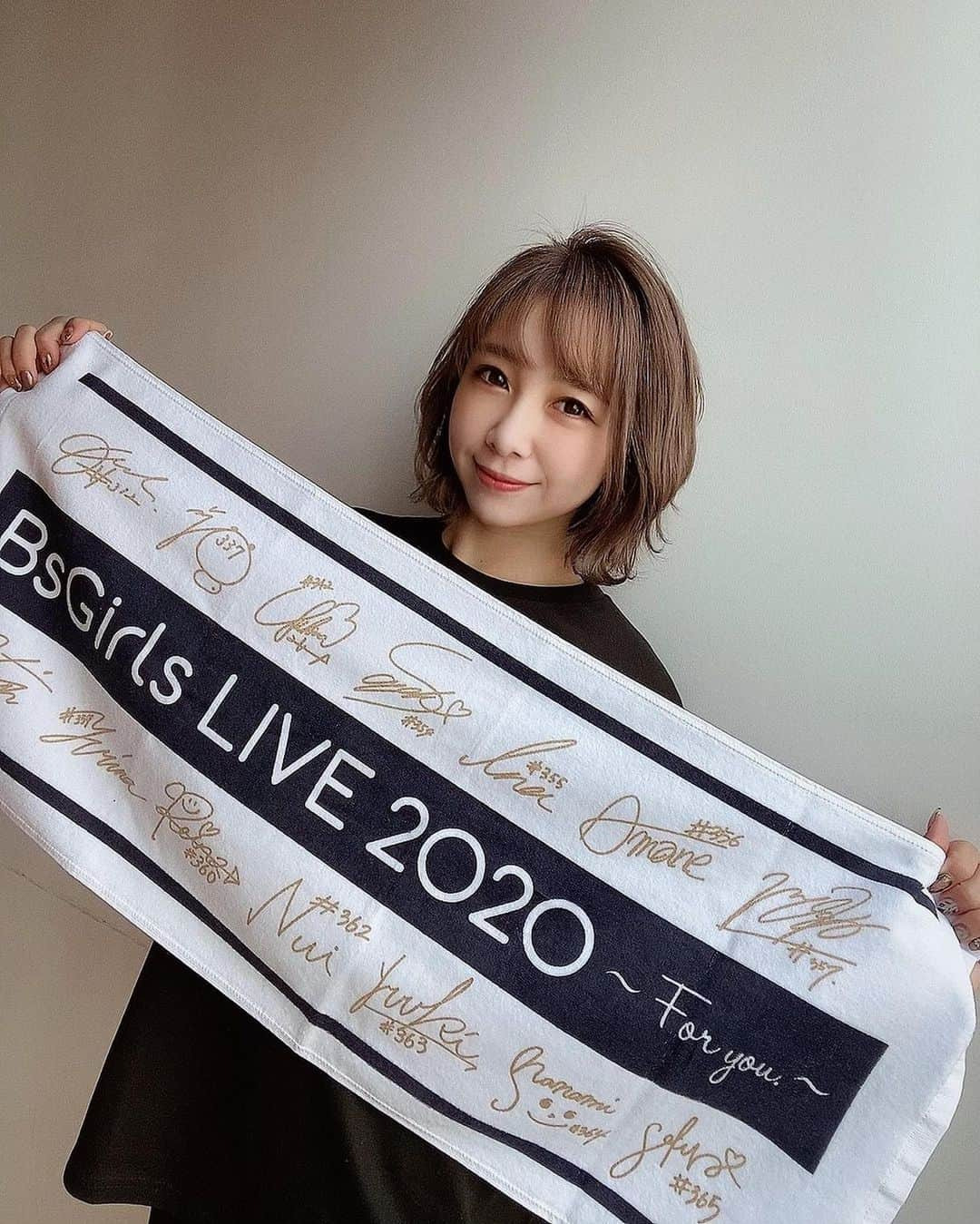 MIYUさんのインスタグラム写真 - (MIYUInstagram)「じゃーーーーん！！！﻿ ﻿ ﻿ ﻿ 「BsGirlsライブフェイスタオル」です✨﻿ ﻿ ﻿ ﻿ 「BsGirls LIVE 2020 ～For you.～」の﻿ グッズ情報が解禁されました☺️♥️﻿ ﻿ ﻿ ﻿ 今回、REINA・SAYAKAが中心となって﻿ デザインを考えてくれました♩﻿ ありがとう♡﻿ ﻿ ﻿ ライブテーマの「どんな時も一人じゃない。」﻿ を元にデザインが作られています☺︎︎﻿ ﻿ ﻿ ﻿ 皆さまは、﻿ もうチェックしてくださりましたか？？☺️﻿ どれに目をつけているのかな〜〜？(笑)﻿ ぜひ教えてください♡﻿ ﻿ ﻿ ﻿ 明日は、タオルで隠れているTシャツと﻿ もうひとつグッズを紹介するので﻿ お楽しみに( ˆ ˆ )✨﻿ ﻿ ﻿ ﻿ #オリックス #Bs2020 #BsGirls #オリ姫﻿ #野球 #プロ野球 #オリックスバファローズ #超革新系﻿ #野球女子　#野球好き　#京セラドーム大阪　﻿ #グッズ #フェイスタオル #幸せの輪﻿ #baseball #ORIX #Buffaloes #BINNOVATION﻿ #MIYU #miyu_337  #🐼 ﻿」12月18日 18時51分 - miyu_bsgirls_337