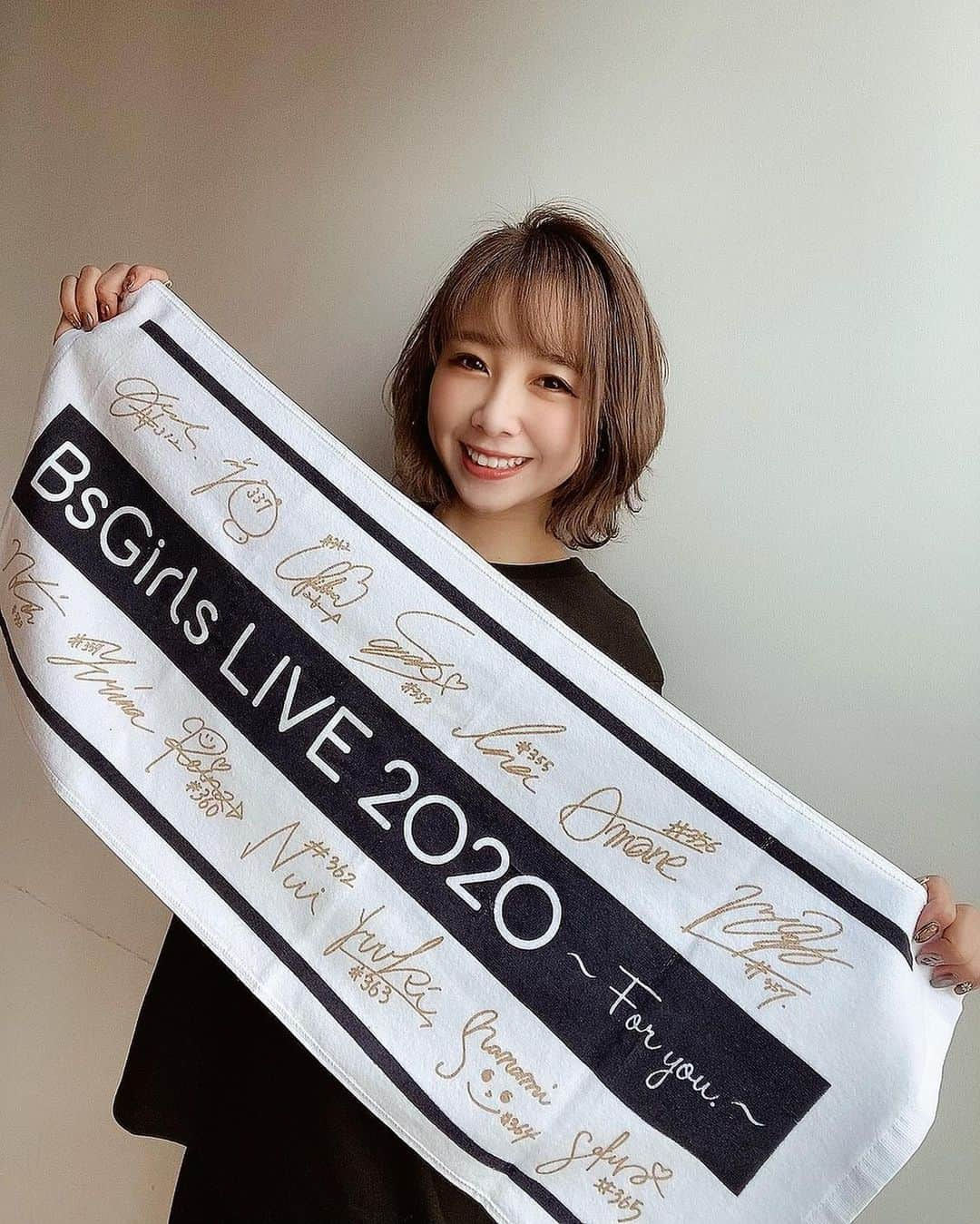 MIYUのインスタグラム：「じゃーーーーん！！！﻿ ﻿ ﻿ ﻿ 「BsGirlsライブフェイスタオル」です✨﻿ ﻿ ﻿ ﻿ 「BsGirls LIVE 2020 ～For you.～」の﻿ グッズ情報が解禁されました☺️♥️﻿ ﻿ ﻿ ﻿ 今回、REINA・SAYAKAが中心となって﻿ デザインを考えてくれました♩﻿ ありがとう♡﻿ ﻿ ﻿ ライブテーマの「どんな時も一人じゃない。」﻿ を元にデザインが作られています☺︎︎﻿ ﻿ ﻿ ﻿ 皆さまは、﻿ もうチェックしてくださりましたか？？☺️﻿ どれに目をつけているのかな〜〜？(笑)﻿ ぜひ教えてください♡﻿ ﻿ ﻿ ﻿ 明日は、タオルで隠れているTシャツと﻿ もうひとつグッズを紹介するので﻿ お楽しみに( ˆ ˆ )✨﻿ ﻿ ﻿ ﻿ #オリックス #Bs2020 #BsGirls #オリ姫﻿ #野球 #プロ野球 #オリックスバファローズ #超革新系﻿ #野球女子　#野球好き　#京セラドーム大阪　﻿ #グッズ #フェイスタオル #幸せの輪﻿ #baseball #ORIX #Buffaloes #BINNOVATION﻿ #MIYU #miyu_337  #🐼 ﻿」