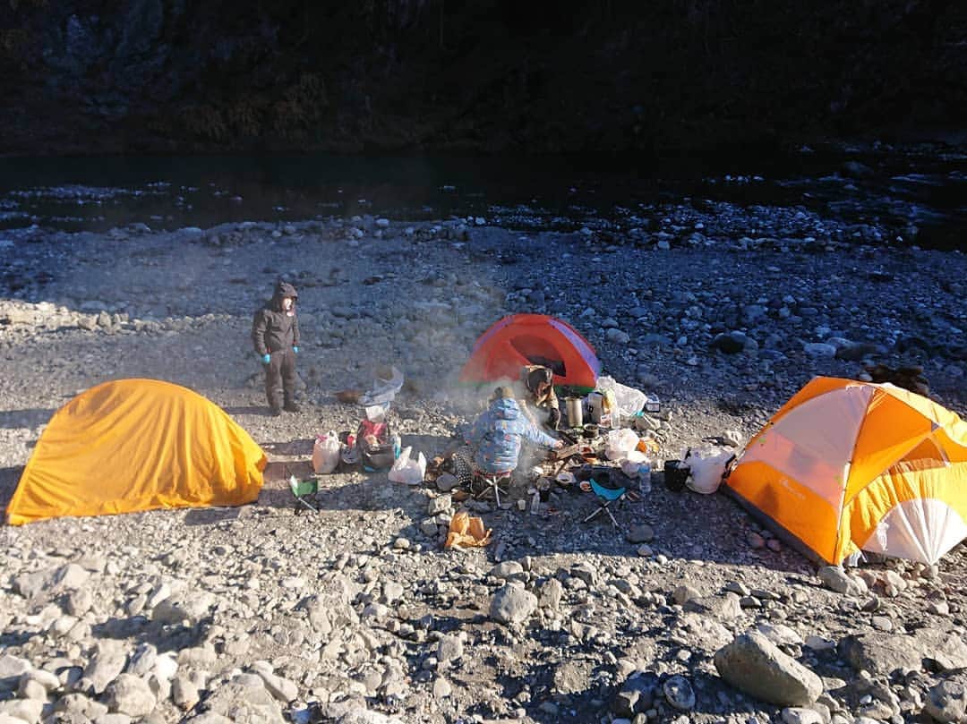桜花さんのインスタグラム写真 - (桜花Instagram)「一泊２日のキャンプ✨🍀🗻  氷川キャンプ場へいってきました🌷  冬のキャンプは初めてで 寒さに対応できるかドキドキでしたが なんとか夜を越せました＼(^^)／🍀✨  とーっても楽しかった🌷！！  寒さは凄まじかったですが、 確実に経験値アップです✨  本当に、何事も経験だ、、✨  #キャンプ  #キャンプ女子 #寒い  #キャンプスタグラム #山  #自然」12月18日 18時52分 - mountainohka