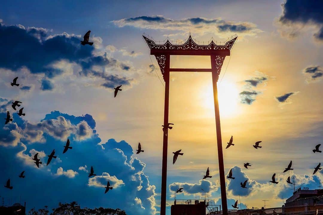 タイ国政府観光庁さんのインスタグラム写真 - (タイ国政府観光庁Instagram)「・﻿ ＼✨今週も1週間お疲れ様でした✨／﻿ ﻿ 夕陽を背にそびえる迫力満点の“ジャイアント・ブランコ”こと、「サオ・チンチャー」の写真をお届け📸﻿ ﻿ 巨大な鳥居のような形をしたサオ・チンチャーは、その高さ約21m🗼ラーマ1世時代の建造物で、今やバンコクでもっとも重要な歴史的観光名所のひとつとなっています💁﻿ ﻿ 2本の赤い柱、そしてそのふたつを繋ぐ部分に施された美しい彫刻にご注目👀✨﻿ なお現在のジャイアント・スイングは、2007年に再建されました😌﻿ ﻿ 皆さま、体調に気をつけてよい週末をお過ごしください☺️﻿ ﻿ #タイ #バンコク #サオチンチャー #ジャイアントスイング  #歴史的建造物 #ダレカニミセタイソラ #夕日 #ゆうやけこやけ部 #サンセット#こんなタイ知らなかった #もっと知りタイ #はじめてのタイ #タイ旅行 #バンコク旅行 #旅好きな人と繋がりたい #旅行好きな人と繋がりたい #海外旅行 #thailand #bangkok #bangkoktrip #saochingcha #thegiantswing #sunset #amazingthailand #thailandtravel #thailandtrip #thai #thaistagram  #lovethailand﻿ ﻿」12月18日 18時53分 - amazingthailandjp