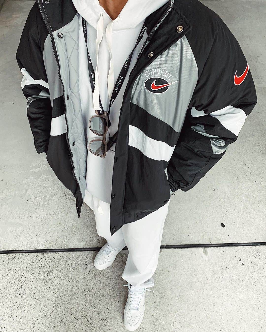 のインスタグラム：「買ってずっとタンスで寝かせてたシュプNIKE🙆‍♀️ ㅤㅤㅤㅤㅤㅤㅤㅤㅤㅤㅤㅤㅤ もったいないからいっぱい着よう！と思うんだけど着るのももったいない時ない？ ㅤㅤㅤㅤㅤㅤㅤㅤㅤㅤㅤㅤㅤ #貧乏性な人と繋がりたい ㅤㅤㅤㅤㅤㅤㅤㅤㅤㅤㅤㅤㅤ ㅤㅤㅤㅤㅤㅤㅤㅤㅤㅤㅤㅤㅤ  🕶 @flex_japan 👕 supreme × nike 👟 NIKE dunk hi ーーーーーーーーーーーーーーーーーーーー #ストリート #ストリートファッション #ストリートスタイル#ストリート系ファッション#ストリートコーデ#kickstagram  #ストリート系  #スニーカーコーデ #メンズファッション#メンズコーデ#メンズスタイル #ファッションコーデ #ノースフェイスコーデ  #パパコーデ #ストリートコーデ  #ジャパスニ #靴好き #スニーカーヘッズ  #スニーカー好きな人と繋がりたい #デナリ2ジャケット #スニーカーヘッズ  #snkrskickcheck #シュプリーム  #シュプリーム男子 #dunkhigh #ナイキコーデ#スニーカーコーデ#ダンクハイ」