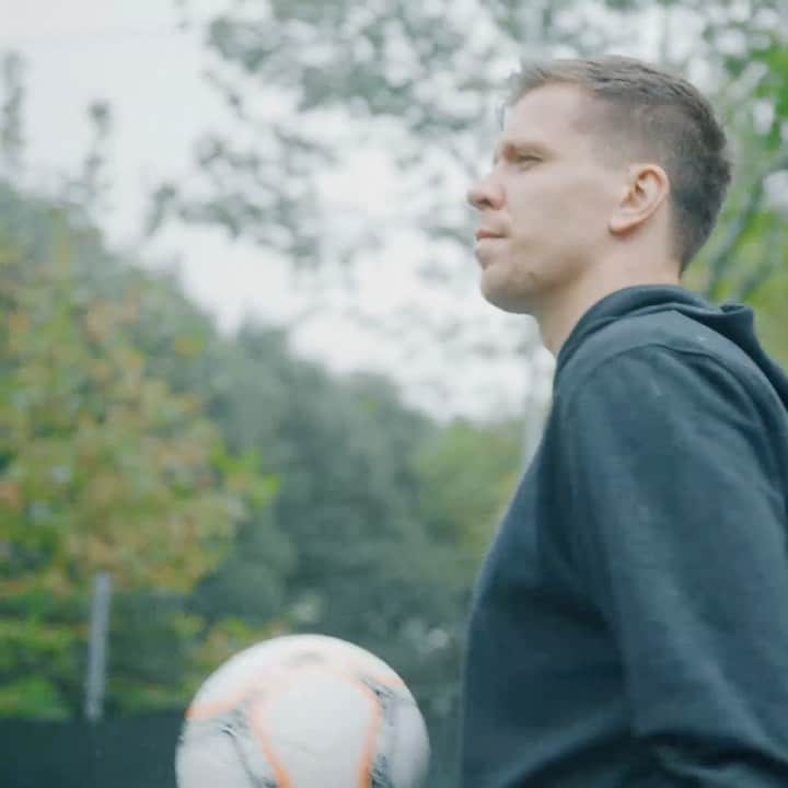 ヴォイチェフ・シュチェスニーのインスタグラム：「The new @reuschgoalkeeping Attrakt collection is out and it’s 🔥🔥  🧤#reusch #BeTheOne 🧤」