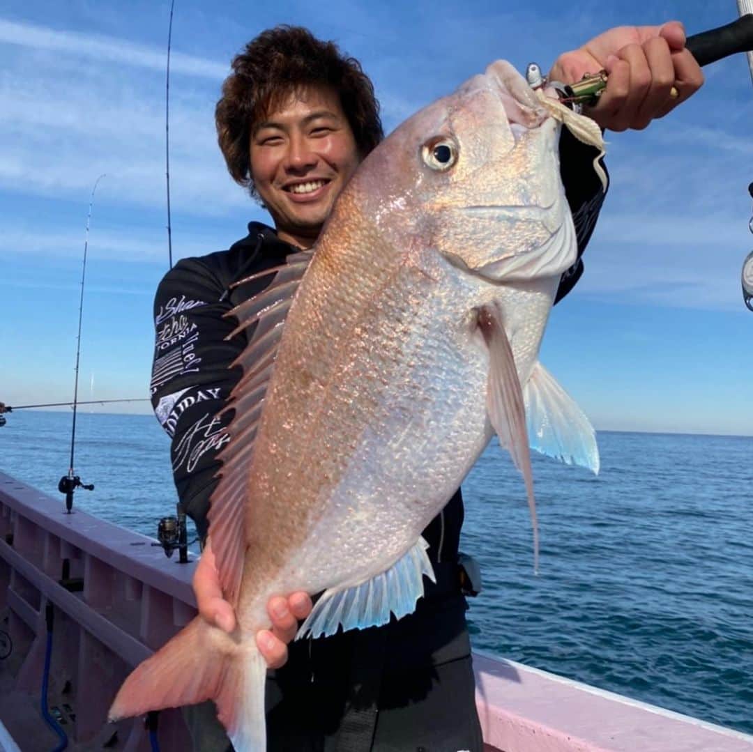 稲葉玲王のインスタグラム：「今日は久々に @kentotakahashi99 と大原の @fukumaru.ohara で鯛釣らせてもらいました🎣🙏　やっぱ鯛最高🔥🙌　皆様も是非　#富久丸　で大鯛釣りに行って下さい！ヒラメも🎣🎣🎣　@fukumaru_kenta ありがとうございました🙏」