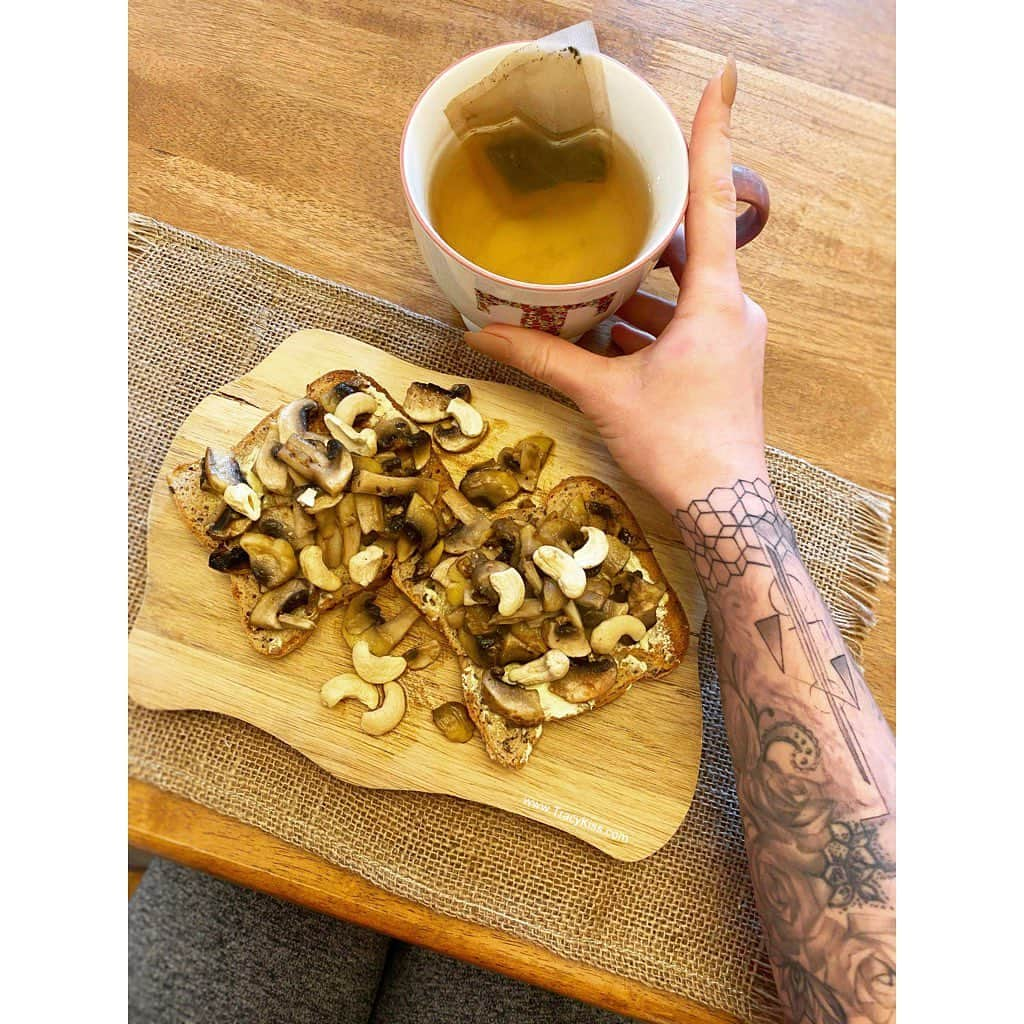 トレーシー・キスさんのインスタグラム写真 - (トレーシー・キスInstagram)「Rate my mushroom toast out of 10 please? 🍄 When I was a child my mother used to line up button mushrooms on the stove with a sprinkle of salt and char them until they turned soft and juicy and we would eat them hot as a snack. Being vegetarian since the age of five (and vegan as an adult) my family of meat eaters could never understand why I refused meat and dairy so adamantly from a very young age as it was totally against the grain, but they came up with inventive ways to prepare every vegetable that they could get their hands on. To this day I still adore mushrooms and think of my childhood fondly everytime I have them. Here I’ve topped two slices of seeded gluten free toast with vegan butter, garlic mushrooms and cashew nuts accompanied by a cup of camomile tea; quick, simple, delicious and nutritious! Mushrooms are beautifully rich in the B vitamins riboflavin, niacin, and pantothenic acid which help to protect heart health, support the digestive system and maintain healthy skin. When did you last eat mushrooms? 🤍 #veganfood #veganfoodshare #veganfoodie #mushroomtoast #vegannutrition」12月18日 19時03分 - tracykissdotcom