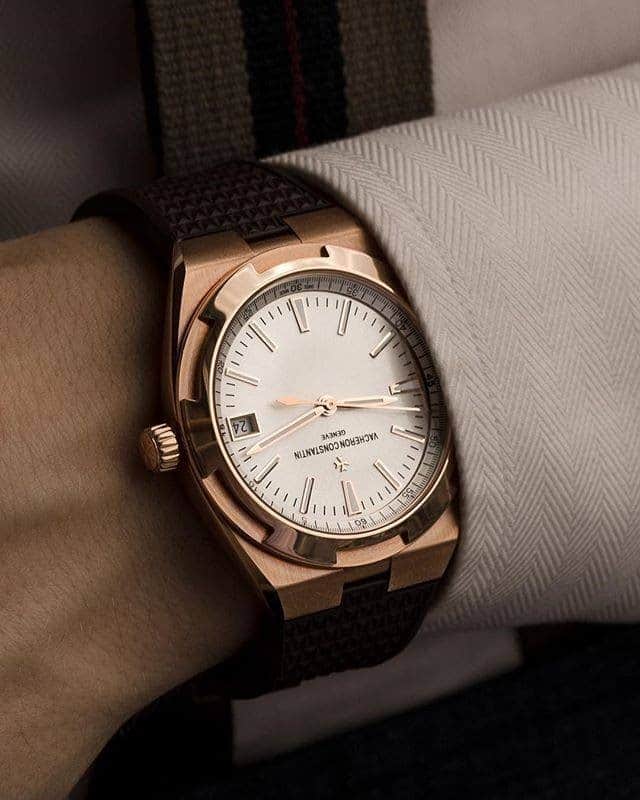 のインスタグラム：「⁣Simply quintessential. 💫⠀ ⠀ Hours, minutes, seconds, date: this Overseas model displays essential functions with an aura of natural distinction. ⠀ ⠀ Nestled in a 41 mm-diameter case in stainless steel or 18K pink gold, the Vacheron Constantin Calibre 5100 is composed of 172 parts. It beats at the rate of 28,800 vibrations per hour and is endowed with a comfortable more than 60-hour power reserve guaranteed by its twin barrels (ensuring the constancy of the torque delivered to the regulating organ). The transparent screwed-down caseback reveals the precious 22K gold oscillating weight adorned with a wind rose. ⠀ ⠀ 📷Picture courtesy of @mathiaslefevre⠀ ⠀ ⠀ ⁣#VacheronConstantin #OneOfNotMany #vacheron #thehourlounge #watches #watch #watchesofinstagram #horology #watchoftheday #instawatch #geneva #swissmade #swisswatch #watchesofinstagram #luxury #luxurywatch #VCoverseas」