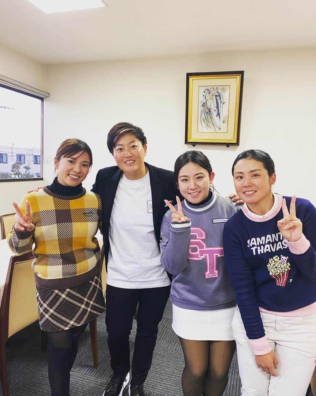 工藤遥加さんのインスタグラム写真 - (工藤遥加Instagram)「同級生とお仕事でした。  お疲れ様でした。  あと 途中で帰って写真撮れなかったけど せいらも☺️✨  @seiradeeesu   #同級生 #92年組  髪色ちょっと落ち着けたんだけど… 前の方がよかったかもなぁ どっちがいいでしょうか？😂」12月18日 18時55分 - harukakudo1118