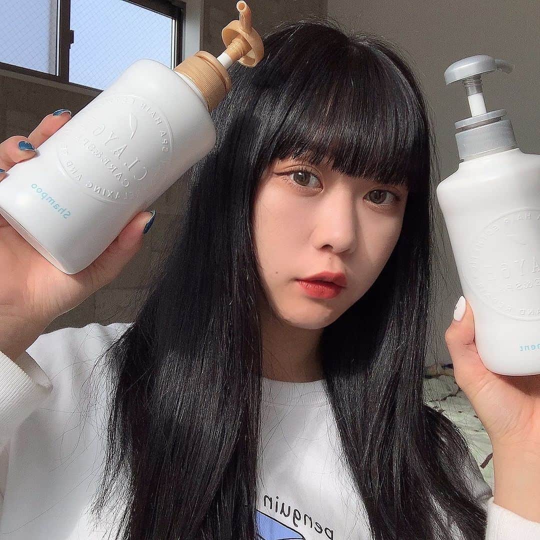 山下恵奈のインスタグラム：「サロンに行きづらい時期が続いてるから、おうち美容を意識するようになって自宅でヘッドスパできるクレージュをまた愛用してる💇🏻‍♀️💞﻿ ﻿ ﻿ ロングだし毛先の傷みが悩みなんだけどそれが改善されるし本当にお気に入り、！﻿ ﻿ ﻿ 匂いも本当にすごくいい！💐﻿ LOFTか、ドラッグストアとかネットでも買えるよ〜✨﻿ ﻿ ﻿ #CLAYGE ﻿ #実感型スパ ﻿ #クレイシャンプー ﻿ #おうち美容﻿ #おうちスパ﻿ #CLAYGE_ad﻿ #黒髪﻿ #ぱっつん」
