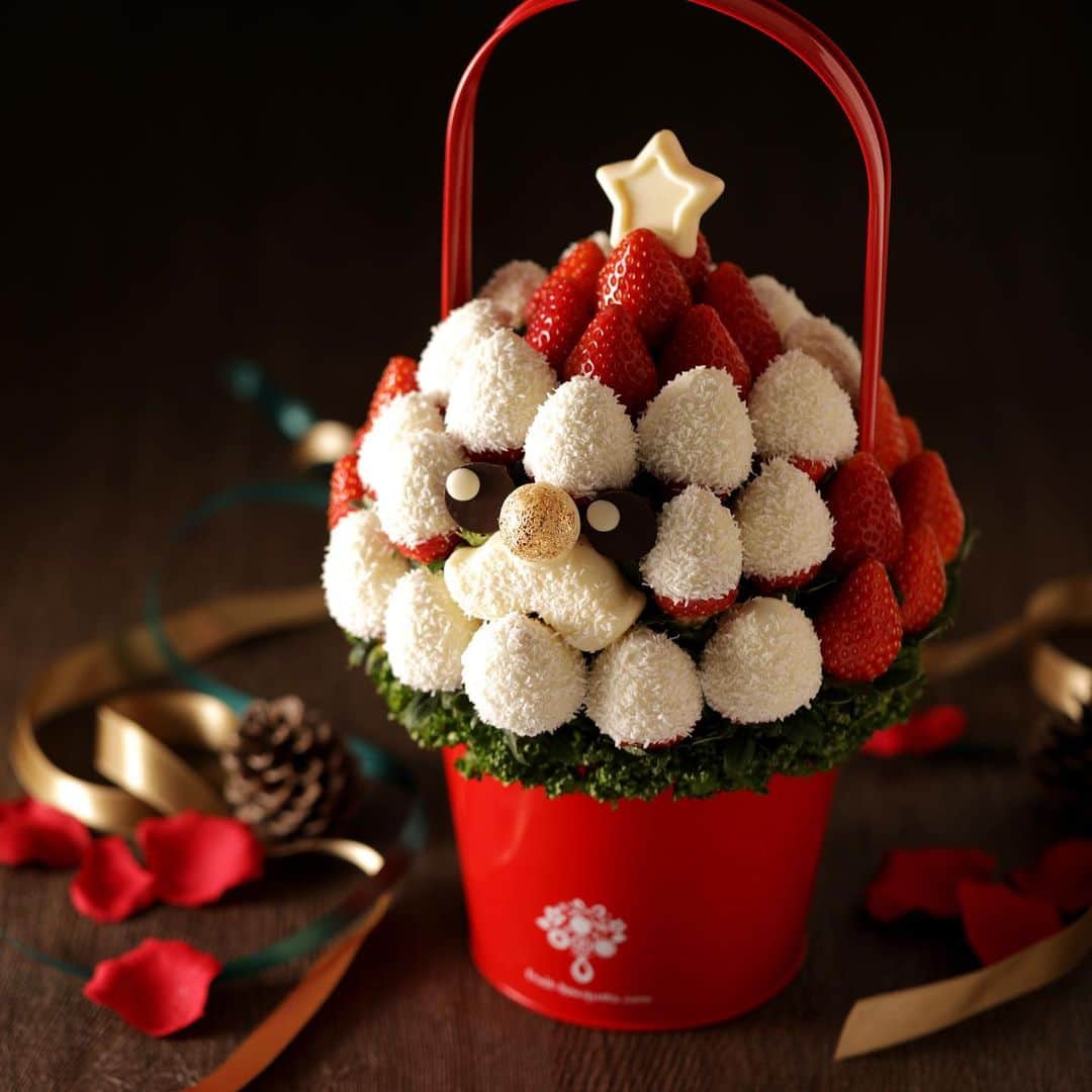 Fruit-bouquets.comさんのインスタグラム写真 - (Fruit-bouquets.comInstagram)「【クリスマス期間限定】 I am SANTA (アイアムサンタ) . サンタクロースをイメージしたクリスマス期間限定のフルーツブーケ💐 . 冬が旬のイチゴをふんだんに使用しており、 帽子や髭はホワイトチョコレートをコーティングしたイチゴの上からココナッツをトッピングしました🍓🍓 . フルーツとフランス産高級ホワイトチョコレートの味わいをご堪能ください。 . #フルーツブーケ #プレジール #フルーツ #果物 #果物大好き #フルーツ大好き #スイーツ #ギフト  #プレゼント #贈り物 #記念日  #フルーツパフェ #フルーツギフト #フルーツケーキ  #インスタ映え #インスタ映えスイーツ #インスタ映えケーキ  #花束 #フォトジェニック #パーティー  #サプライズ #サプライズプレゼント #いちご  #クリスマス #クリスマスケーキ #クリスマススイーツ  #クリスマスプレゼント #クリスマスパーティー  #クリスマスギフト #クリスマスイブ」12月18日 18時55分 - fruitbouquet.japan