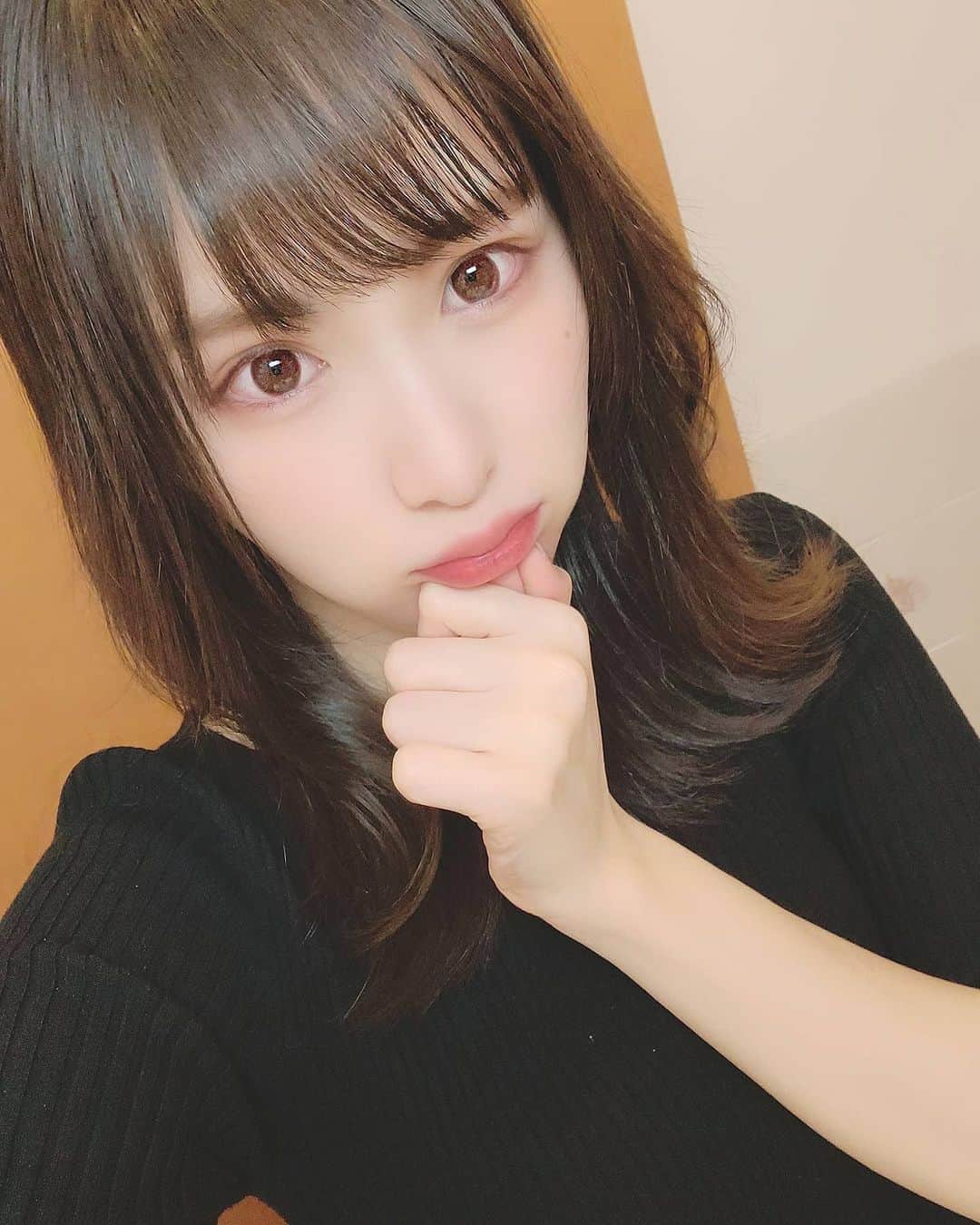 のインスタグラム：「最近お洋服買うときいろんな色に挑戦してるんだけど、じぶんが似合う色がいまだにわからない(:›_ヽ)_ 原色は似合わないけど、、、  #bluelabel #ななっぷる」