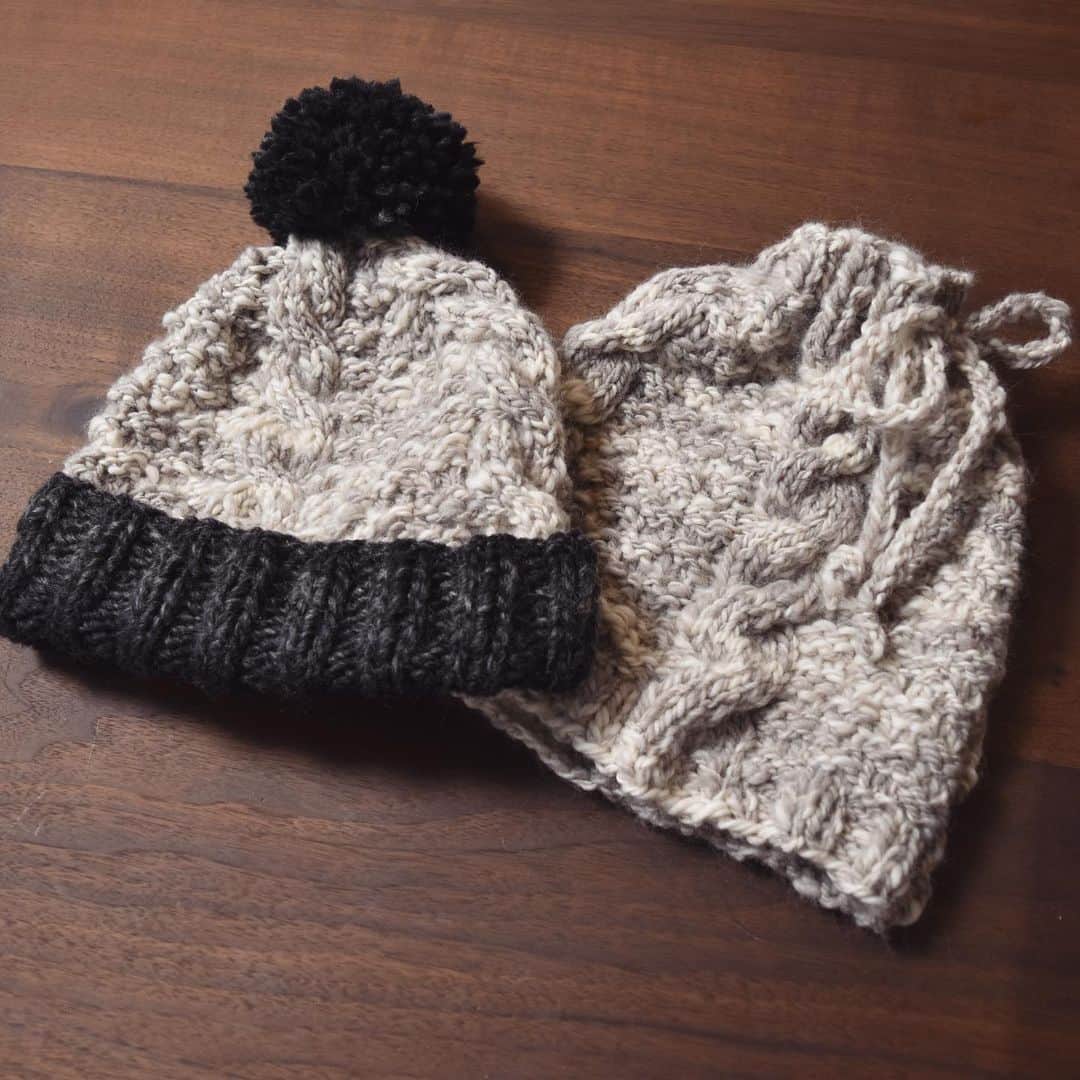 長久保智子さんのインスタグラム写真 - (長久保智子Instagram)「Spun merino wool. After knitting the neck-warmer, there was a little extra, so I knitted pompon-cap ( added the Debbie-bliss dark grey yarn)  Neck-warmer is a 2-way that can be used as a cap when tied the top. * 紡いだメリノウールは結局ネックウォーマーに！このパターンをよく作りますが、トップをキュッと絞るとニットキャップにもなる2way バイク乗りの私は重宝しています。糸が少しまだあったので、既成のグレイ糸を足して、ポンポン帽子に💙フワフワしていて気持ちいい✨  #handspunyarn #ashfordspinningwheel #handspunwool #merinowool #neckwarmer #knitcap #紡ぎ糸 #ネックウォーマー　#ニット帽」12月18日 18時57分 - satoko.tricot_the