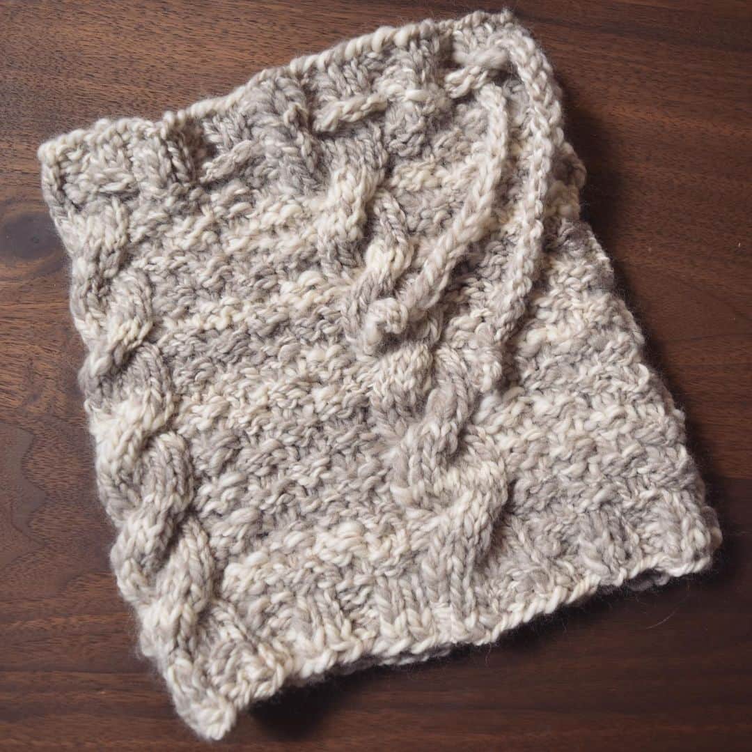 長久保智子さんのインスタグラム写真 - (長久保智子Instagram)「Spun merino wool. After knitting the neck-warmer, there was a little extra, so I knitted pompon-cap ( added the Debbie-bliss dark grey yarn)  Neck-warmer is a 2-way that can be used as a cap when tied the top. * 紡いだメリノウールは結局ネックウォーマーに！このパターンをよく作りますが、トップをキュッと絞るとニットキャップにもなる2way バイク乗りの私は重宝しています。糸が少しまだあったので、既成のグレイ糸を足して、ポンポン帽子に💙フワフワしていて気持ちいい✨  #handspunyarn #ashfordspinningwheel #handspunwool #merinowool #neckwarmer #knitcap #紡ぎ糸 #ネックウォーマー　#ニット帽」12月18日 18時57分 - satoko.tricot_the
