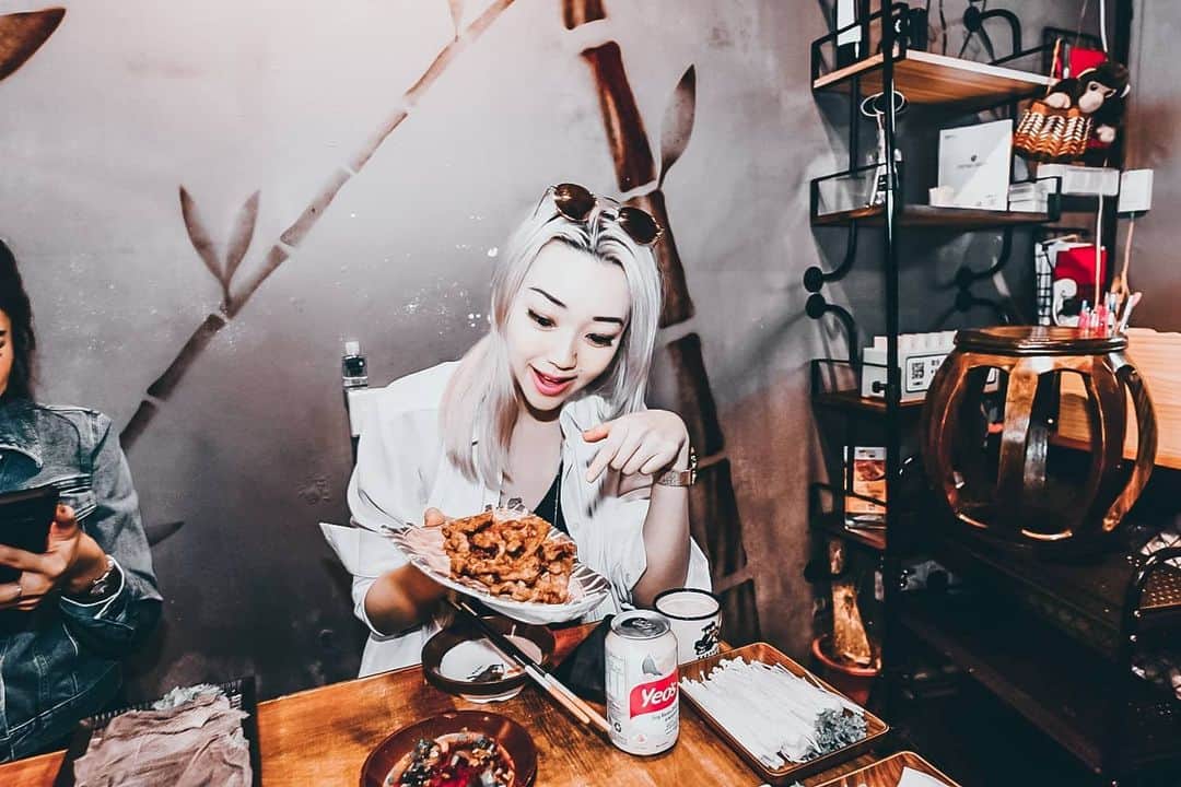 Nicole Chenのインスタグラム：「Loving this hotpot . It's sichuan chuan chuan loving the mala #mala #sichuan #chuanchuan #麻辣＃川川＃四川 Photographer : @davidlovetofly  Edited by : @nicolechen.tv」