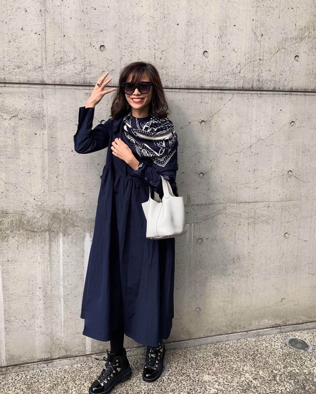 ayu kagawaさんのインスタグラム写真 - (ayu kagawaInstagram)「お色違いのネイビー。 ネイビーもまた雰囲気ががらっと変わってすごくお気に入りです。 一枚できちんと感もあり、様々なシーンで活躍してくれると思います！✨ スニーカーを合わせてカジュアルに着ても可愛い♡ 授乳中の方にも着て頂けるデザインです。 冬には中にヒートテックを着て、春秋は一枚で、お袖をキュッとあげて着ても可愛いです♡✨ @romile_official  STAND COLLAR GATHER ONE-PIECE 12/20 21時〜romileサイトにて予約販売スタート」12月18日 18時59分 - ayuyunyun