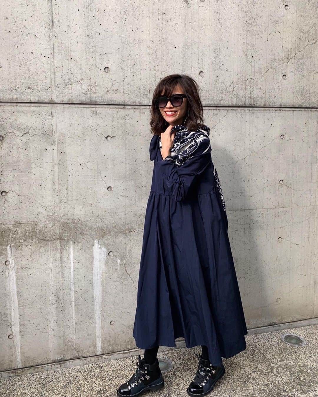 ayu kagawaさんのインスタグラム写真 - (ayu kagawaInstagram)「お色違いのネイビー。 ネイビーもまた雰囲気ががらっと変わってすごくお気に入りです。 一枚できちんと感もあり、様々なシーンで活躍してくれると思います！✨ スニーカーを合わせてカジュアルに着ても可愛い♡ 授乳中の方にも着て頂けるデザインです。 冬には中にヒートテックを着て、春秋は一枚で、お袖をキュッとあげて着ても可愛いです♡✨ @romile_official  STAND COLLAR GATHER ONE-PIECE 12/20 21時〜romileサイトにて予約販売スタート」12月18日 18時59分 - ayuyunyun