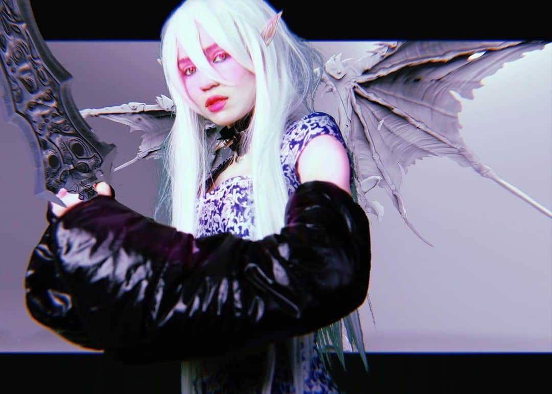 グライムスのインスタグラム：「Delicate Weapon is out now! (This is a rly old photo, I’m just falling asleep and will promote this properly tomorrow). Thank you @cyberpunkgame 🍰🍰 also weirdly this song is rly old haha like I met the cyberpunk ppl and started this all like 2 years ago so welcome to a weird 2018 time capsule I hope everyone’s having a nice dä」