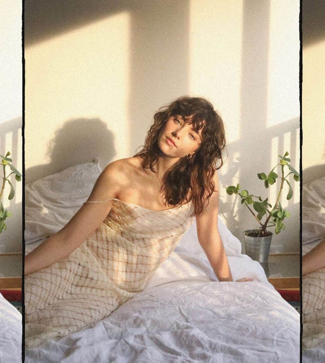 Amelia Zadroのインスタグラム：「Afternoon glow at home with @lenarachoudhury for @cheadsmagazine  wearing beautiful @moss.omey 💛」