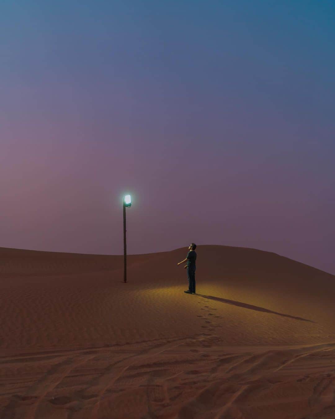 Putri Anindyaさんのインスタグラム写真 - (Putri AnindyaInstagram)「Out of place //  Neither a 3D Graphics, nor a photoshopped. It’s just @capra311 in the middle of UAE desert in dusk with a strange lamp 💡🐪 check my story to see the before after.」12月18日 19時11分 - puanindya