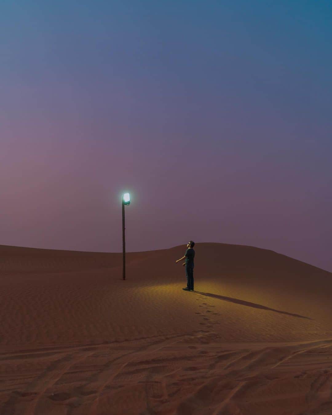Putri Anindyaのインスタグラム：「Out of place //  Neither a 3D Graphics, nor a photoshopped. It’s just @capra311 in the middle of UAE desert in dusk with a strange lamp 💡🐪 check my story to see the before after.」
