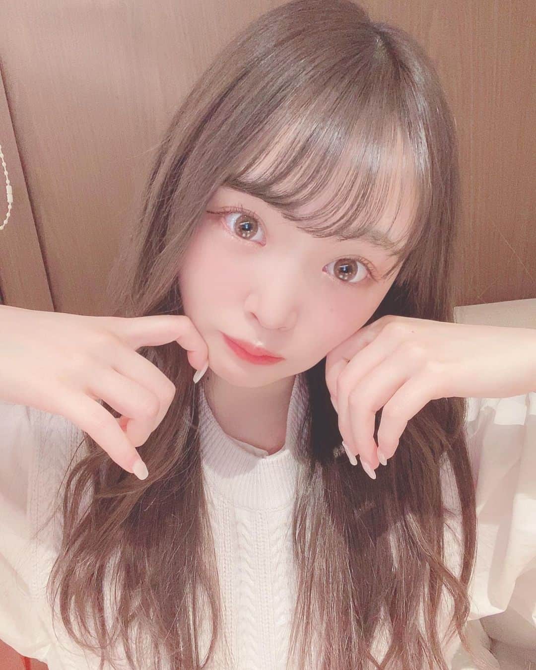 鳥海絢菜のインスタグラム：「・ 昨日めちゃくちゃ寒くてマフラーおろしたのだけど写真撮り忘れたぁ🥲 ・ ・ 今年は私にもサンタさん来るかなぁ？？🎅🏻ﾄﾞｷﾄﾞｷ ・ ・ #クリスマス #プレゼント #present #winter #サンタさん 🎅🏻　#いいね返し」