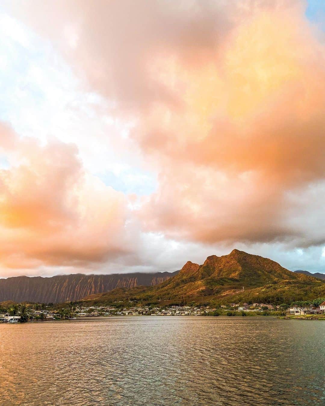 ハワイアン航空さんのインスタグラム写真 - (ハワイアン航空Instagram)「Happy #AlohaFriday ! #わたあめ みたいなおいしそうな雲に癒されて😍⠀ ⠀ 📍 #オアフ ⠀ 📷 @raquellependleton  #アロハフライデー #妄想ハワイ #マジックアワー #ハワイ旅行 #ハワイに行きたい #ハワイ好きな人と繋がりたい」12月18日 19時05分 - hawaiianairlinesjp