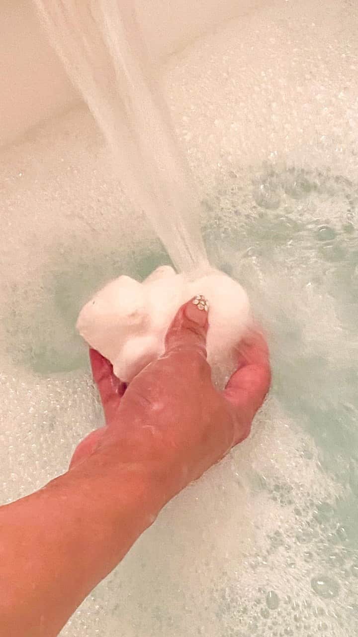 のインスタグラム：「【 LUSH @lushjapan 】  Polar Bear Plunge🐻‍❄️🤍  #lush #lushjapan #bathbomb #bear #polarbear #beauty #バスボム #ラッシュ #しろくま #くま #ポーラーベア #ポーラーベアプランジ #バブルバス #泡風呂 #バブルバー #ホテルライク #ホテルステイ #女子力向上委員会 #美容 #お洒落さんと繋がりたい #入浴剤 #gotoトラベル」