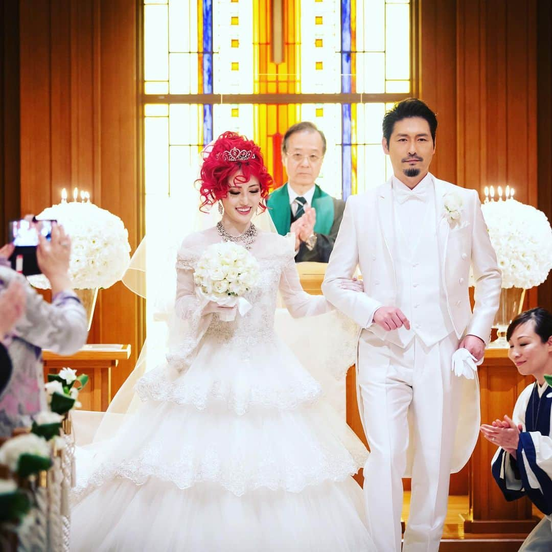 五月千和加さんのインスタグラム写真 - (五月千和加Instagram)「. 挙式💍🤵👰💕  私は幼稚園、小学校とキリスト教の学校に通っていたので、賛美歌やお祈りがとても懐かしかったです😌  見事なほどゴージャスなウェディングドレスでした。 @yumikatsurajapan   #挙式　#結婚式　#wedding #チャペル　#ウェディングドレス #ウェディングフォト #ウェディングヘア #結婚指輪　#weddingdress #weddingphoto #weddinghair #hairstyle #haircolor #redhair #アリエル　#アリエルヘア　#赤髪　#赤髪ロング #thelittlemermaid #mermaid #リトルマーメイド　#マーメイド　#プリンセスドレス　#princess #princessdress #dress #weddingparty #ブーケ　#ホテル挙式　#結婚式ヘアアレンジ」12月18日 19時08分 - satsuki_senwaka