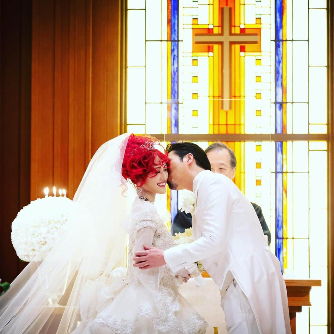 五月千和加さんのインスタグラム写真 - (五月千和加Instagram)「. 挙式💍🤵👰💕  私は幼稚園、小学校とキリスト教の学校に通っていたので、賛美歌やお祈りがとても懐かしかったです😌  見事なほどゴージャスなウェディングドレスでした。 @yumikatsurajapan   #挙式　#結婚式　#wedding #チャペル　#ウェディングドレス #ウェディングフォト #ウェディングヘア #結婚指輪　#weddingdress #weddingphoto #weddinghair #hairstyle #haircolor #redhair #アリエル　#アリエルヘア　#赤髪　#赤髪ロング #thelittlemermaid #mermaid #リトルマーメイド　#マーメイド　#プリンセスドレス　#princess #princessdress #dress #weddingparty #ブーケ　#ホテル挙式　#結婚式ヘアアレンジ」12月18日 19時08分 - satsuki_senwaka