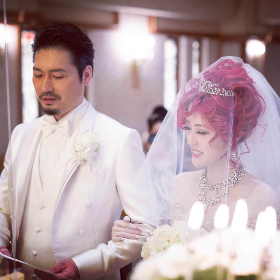 五月千和加さんのインスタグラム写真 - (五月千和加Instagram)「. 挙式💍🤵👰💕  私は幼稚園、小学校とキリスト教の学校に通っていたので、賛美歌やお祈りがとても懐かしかったです😌  見事なほどゴージャスなウェディングドレスでした。 @yumikatsurajapan   #挙式　#結婚式　#wedding #チャペル　#ウェディングドレス #ウェディングフォト #ウェディングヘア #結婚指輪　#weddingdress #weddingphoto #weddinghair #hairstyle #haircolor #redhair #アリエル　#アリエルヘア　#赤髪　#赤髪ロング #thelittlemermaid #mermaid #リトルマーメイド　#マーメイド　#プリンセスドレス　#princess #princessdress #dress #weddingparty #ブーケ　#ホテル挙式　#結婚式ヘアアレンジ」12月18日 19時08分 - satsuki_senwaka