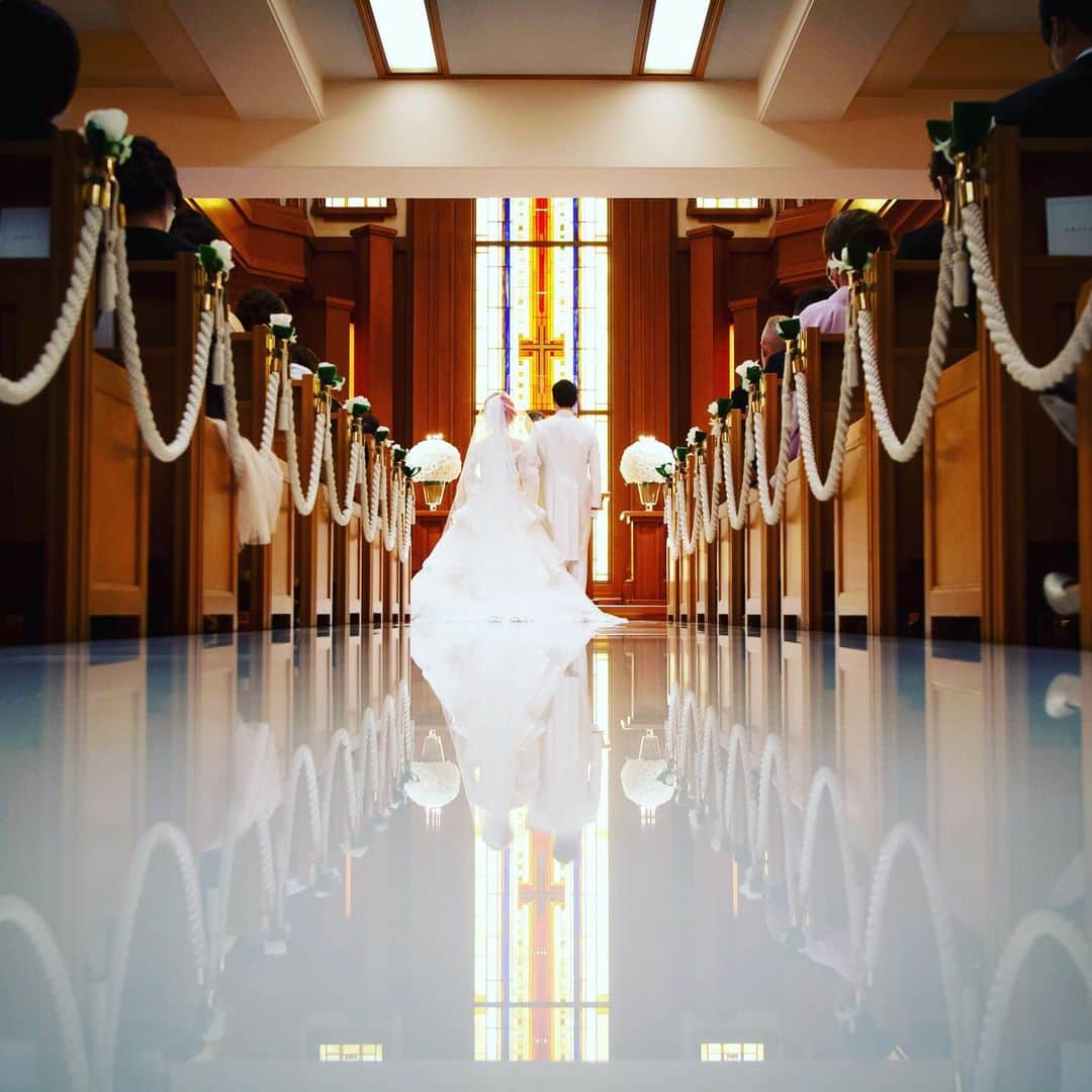 五月千和加さんのインスタグラム写真 - (五月千和加Instagram)「. 挙式💍🤵👰💕  私は幼稚園、小学校とキリスト教の学校に通っていたので、賛美歌やお祈りがとても懐かしかったです😌  見事なほどゴージャスなウェディングドレスでした。 @yumikatsurajapan   #挙式　#結婚式　#wedding #チャペル　#ウェディングドレス #ウェディングフォト #ウェディングヘア #結婚指輪　#weddingdress #weddingphoto #weddinghair #hairstyle #haircolor #redhair #アリエル　#アリエルヘア　#赤髪　#赤髪ロング #thelittlemermaid #mermaid #リトルマーメイド　#マーメイド　#プリンセスドレス　#princess #princessdress #dress #weddingparty #ブーケ　#ホテル挙式　#結婚式ヘアアレンジ」12月18日 19時08分 - satsuki_senwaka
