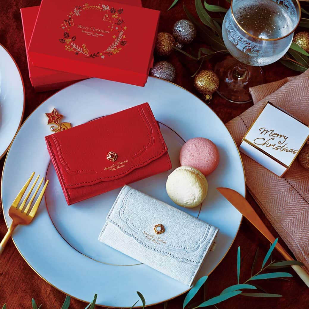 のインスタグラム：「#2020holidaycollection  🎄🥂❄️🍰🍴 𝙃𝙖𝙥𝙥𝙮 𝙃𝙤𝙡𝙞𝙙𝙖𝙮 𝙃𝙤𝙢𝙚 𝙋𝙖𝙧𝙩𝙮!!  おうちで過ごす時間が増えた今だからこそ、 HAPPYになれるサマンサタバサプチチョイス こだわりのアイテムを❤️  パーティに欠かせないシュワシュワのシャンパンや、 甘いケーキ、パーティを盛り上げるごちそうたち…🌟  そんな幸せが詰まったHome Partyを イメージしたアイテムラインナップ❗️  𝗖𝗮𝗸𝗲 𝗟𝗲𝗮𝘁𝗵𝗲𝗿 𝗪𝗮𝗹𝗹𝗲𝘁 クリスマスには欠かせないケーキ🍰の デコレーションをイメージした スカラップや型押しのお財布🤍  レッドはストロベリーケーキ🍰 をイメージしたレザーカラー🤍 今にも甘い香りが漂ってきそうな お財布シリーズ💫  𝗜𝘁𝗲𝗺 長財布 ¥23,100 折財布 ¥18,700 キーケース ¥18,700  𝗖𝗼𝗹𝗼𝗿 chocolate🍫 brown  shortcake🍰  white strawberry cake 🍓 red  #samanthathavasapetitchoice #サマンサタバサプチチョイス #christmas#クリスマス #クリスマスコレクション」
