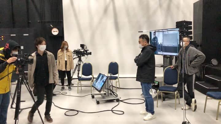東京フィルムセンター【公式】のインスタグラム：「8階のスタジオで行われている撮影の授業をご紹介！ みんな真剣にカメラの技術を磨いています📸  #映画  #撮影  #カメラ #テレビ #専門学校」