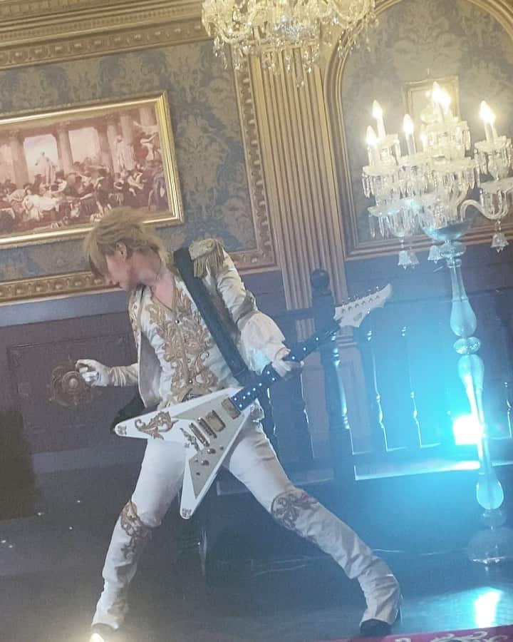 MiA のインスタグラム：「自宅でギター練習の風景です。」