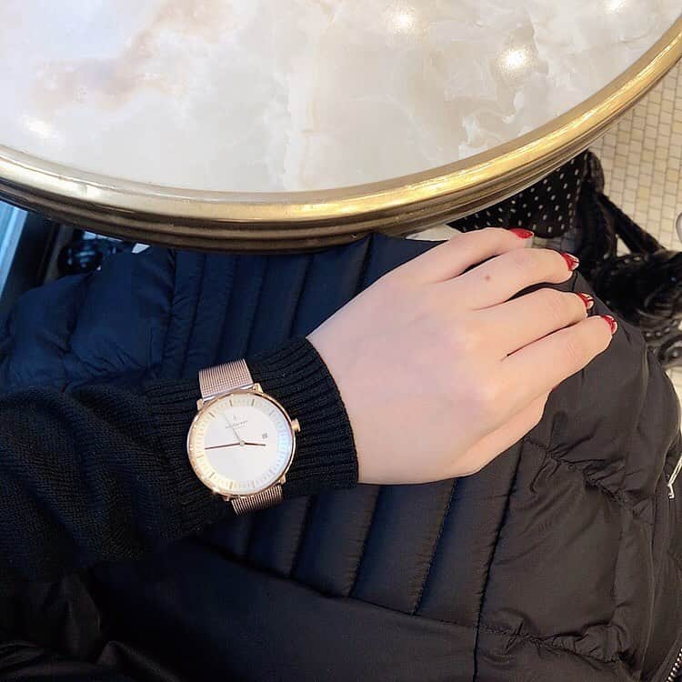 中嶋桃花さんのインスタグラム写真 - (中嶋桃花Instagram)「とっても素敵な時計が届いた🤍 ピンクゴールドが手元をとっても華やかに見せてくれるし、この色味が絶妙😌  クリスマスプレゼントにもとってもおすすめ🎄時計のプレゼントは「同じ時間を共有したい」って意味らしい、、めっちゃ素敵🥺  それに、Nordgreenは腕時計を購入するだけで、「清潔な水」「教育」「熱帯雨林の保護」のどれかを選んで社会貢献に参加できるし、環境に配慮されたらもので作られてるの🕰  ありがたいことにクーポンコード作っていただけたので是非使って見てね♡  15%OFFクーポンコード:nmomoka  #nordgreen #ノードグリーン #クリスマスプレゼント #クリスマス」12月18日 19時09分 - momoka_nakajima