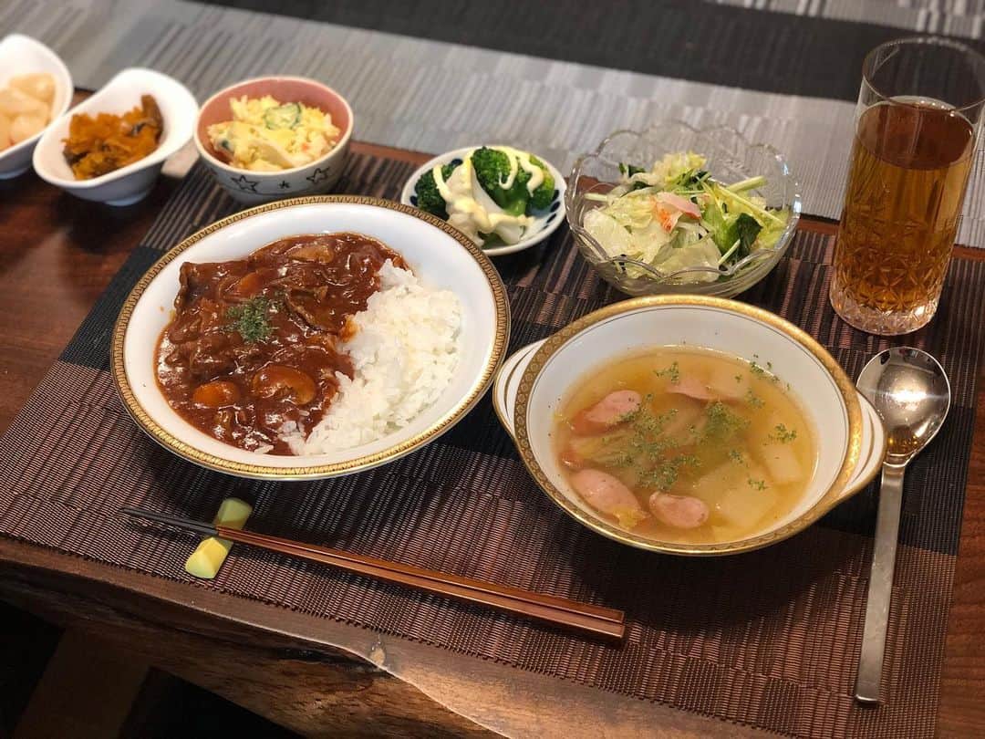 月央和沙さんのインスタグラム写真 - (月央和沙Instagram)「うちの晩ごはん👆🏻✨ . #ハヤシライス #白菜とソーセージのコンソメスープ #ポテトサラダ #レタスと三つ葉のカニかまサラダ #褒められると #調子にのるタイプです」12月18日 19時20分 - kazusa_tsukio