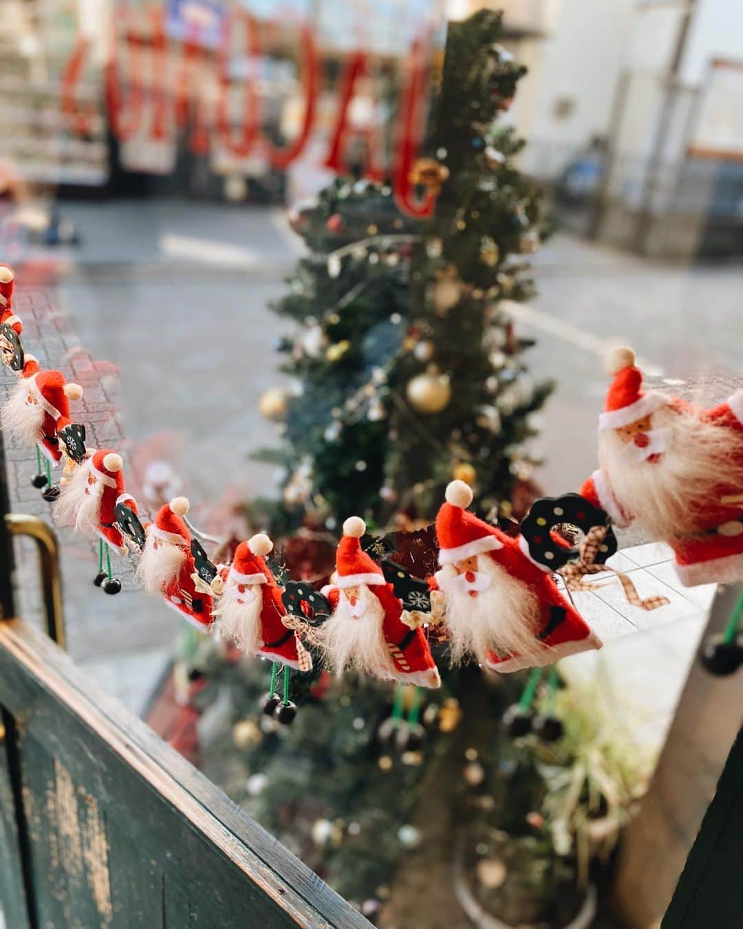 堀舞紀のインスタグラム：「🎄 . . . 街の"christmas感" をみつけると 気になってしまぅ。。 . . . 可愛い飾り付けの パン屋さん❤️ 全部カリカリで美味しかったし ツリーのパンも 可愛くて買ってみちゃったけど… 持って帰るのに 壊してしまいそうなのと、 チョコが とけちゃったら嫌だな、 って 大切すぎて 透明の袋つまんで👌🏾 それだけ別で持ち帰りました。 . . 無事 可愛いままw 食せました🤤 . . #クリスマスハント #christmas vibes #パン屋 #見つけると入りたくなる病気」