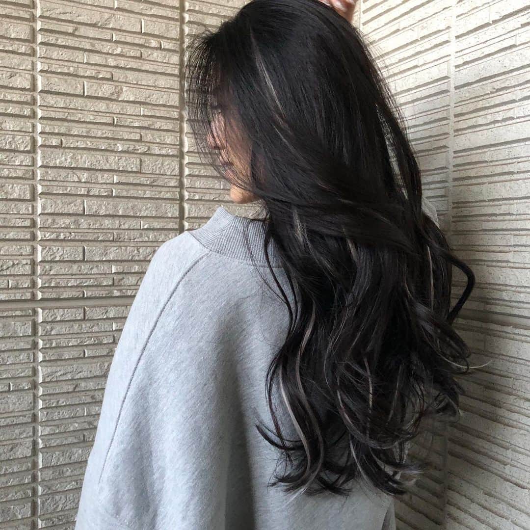 のインスタグラム：「.﻿ 年内最後のヘアメンテナンス🐻﻿ ほんでもって念願のイメチェン🍦🤍﻿ ﻿ ずっと地毛の黒ベースに細かくハイライト入れるのを﻿ やってみたかったんやけど、仕事的にできやんから🥵﻿ いつでも取れるようにって地毛に シルバーのシールエクステを﻿馴染むようにバランス良く入れてもらって﻿ ハイライトっぽくしてもらったよん🌟﻿  ずっと黒髪やし撮影で10代の頃金髪ショートのウィッグ﻿ 被った以来の髪色明るいのんに気分上がってる🤣🤣🤣﻿ ﻿ しっかりカットとトリートメントもしてもらって﻿ ちゅるんちゅるんやし同級生の @hanchan_gif.hair に任せたらいつも完璧の仕上がり🙏🏾﻿✨ ﻿  『美優のインスタ見た！』って予約時に﻿ 言うてもらえたら指名料込み﻿ ﻿ ■カット → 3000円﻿ ■イルミナカラー → 4900円﻿ ﻿ ■カットカラー → 3900円﻿ ■カット イルミナ or アディクシーカラー → 5900円﻿ ﻿ ■カットWカラー → 11000円～﻿ ■トリートメント → 3240円～﻿ ﻿ ※ 半田啓祐 @handakeisuke0216 指名のみ ※﻿ ﻿ で、してもらえるみたいなので是非🌈﻿ ﻿ 予約は　@handakeisuke0216 のインスタページから﻿ DMするか、インスタのトップに﻿貼ってある URLからでもできるみたいです❣️﻿ ﻿ #サロン #美容院 #イメチェン #シールエクステ #シルバーハイライト #巻き髪 #モデル #ウォーキング講師 #川根美優 #みゆみゆ #黒髪 #黒髪ロング #ロングヘア #スーパーロング #黒髪ヘアスタイル #黒髪ヘアアレンジ #ハッピーガール #blackhair #happy #day #hair #follow #followme」
